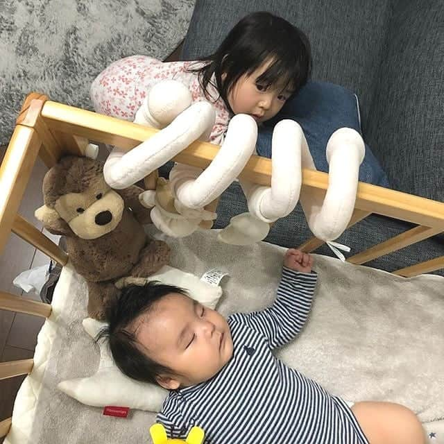 yamatoya(ベビー・キッズ家具の大和屋) さんのインスタグラム写真 - (yamatoya(ベビー・キッズ家具の大和屋) Instagram)「【「おしえて！みんなのそいねーる」大公開♪ ②】 .　 先日Instagramで開催した「どう使ってる？みんなのそいねーるフォトキャンペーン」。3/9に引き続き、本日もご投稿いただいた中から一部をご紹介します♪ .　 今日のテーマは 「2人目育児にも！コンパクトなのでわが家の寝室にも置けちゃいました♪」です！ . <pic1> ********** 8畳の部屋にクイーンベッド+そいねーる 家族4人で寝る予定 どうやって寝るか迷ってたのでこの商品を見つけてよかったです！ ベビーベッドってすぐ使えなくなるし 二人目だから迷ってましたが 4歳まで使えるので購入を決めました ********* 家族が増えると、寝る場所に悩みますよね… 「赤ちゃん用にベビーベッドを置きたいけれどスペースが足りない… 仕方ないから、赤ちゃんとママは別の部屋で寝ようかな」とか… .　 そいねーるならコンパクトだから、スペースが限られている寝室にも置けます☆ 大きめの大人ベッドにパパママと上のお子さま、そいねーるに赤ちゃん。という感じで。 広めの寝室ならパパママのベッドの隣に上のお子さんのベッド、そいねーるに赤ちゃん。でも！ .　 また、そいねーる＋ロングなら、4才まで使えるので、より長く、家族みんなで寝られます♪ . <pic2～3>　 こちらのお客さまは一人目のお子さまの時からそいねーるをお使いいただいていましたが、現在は二人目のお子さま用にも引き続きお使いいただいています。 .　 1枚目のお写真は、上のお子さまが2才の時のもの。 そいねーる＋ロングベビーベッドをロングタイプに組み替えた状態ですが 寝室に対しても、お子さまに対してもぴったりフィットですね！ そいねーるの横幅自体はお子さまにぴったりですが、子どもが寝返りをうっても、大人ベッドの延長ととらえればこの横幅で十分です☺ <pic4> ********* ・コンパクトサイズなので、7畳の寝室に置けました ・大人のベットの高さに合わせられる ・色が2色展開されているので、大人のベットの雰囲気に合わせて購入できる ・我が家ではそいねーるロングを使用しているので、長く使用できる .　 上記のことを踏まえて姉にオススメしたところ、姉もそいねーるを購入。 引越しして寝室が狭くなっても置けると、オススメしたことに感謝されました。  てことで、そいねーる万歳 ********** "そいねーる万歳" 嬉しいお言葉です！ .　 主寝室…といっても、夫婦のベッドを置いたらスペースってあまりありませんよね(+_+) そんな限られたスペースでも、そいねーるなら奥行約51.5cm（ロングタイプに延長時は約53㎝）と コンパクトなので、大人用ベッドの隣にすっきりと置くことができます！ . <pic5> ********* なによりも﻿ ﻿"babyの寝顔を見ながら安心して眠れる"﻿ 私にとってはこれが一番 ********* そうなんです！ こんな可愛らしい寝顔がパパママがすぐ隣でみられるのが、そいねーるの最大の魅力♡ .　 ぜひ、コンパクトなそいねーるを使って家族みんなでこの最高に幸せな寝顔と一緒に夜をお過ごしください♪ .　 #そいねーる #そいねーるロング #そいねーるムーブ #soinel #そいねーるフォト2020 #ベビーベッド #出産準備品 #ベビーベッド問題 #妊娠後期 #妊娠7か月 #妊娠8か月 #妊娠9か月 #新生児 #2人目育児 #2人目妊娠 #2人目問題 #2019_winter_baby部 #2020_spring_baby部 #赤ちゃんのいる生活 #yamatoya #大和屋」3月16日 19時03分 - yamatoya_official