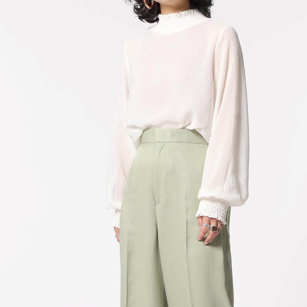 のインスタグラム：「RECOMMEND ITEM for FEMME﻿ ﻿ ◾︎シアサッカーシャーリングネックブラウス﻿ ¥13,000＋tax﻿ color : white / beige / sax﻿ ﻿  今季注目のシアー(透け)感をすぐに楽しめるブラウス。﻿ ポリエステルの透け感のあるサッカー素材を使用しておおり、程よい透け感と表面の凹凸感が新鮮です。﻿ ネックと袖口にシャーリングを施したデザインが特徴。身頃はコンパクトなサイズ感なので、寒い季節はカーディガンやニット、ジャケットのインナーとして着こなすのがおすすめ。もちろん暖かくなってきたら1枚着を楽しめ、程よい透け感が上品な華やかブラウスとして活躍します。﻿ ﻿ @adametrope ﻿ @jadorejunonline﻿ #adametrope#jadorejunonline#blouse」