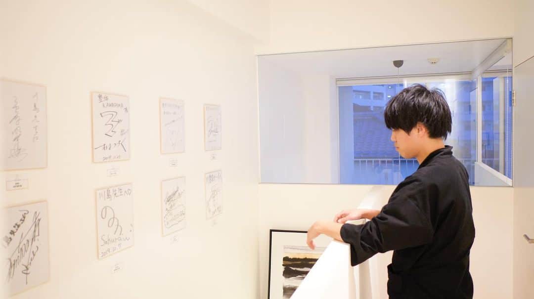 美容整体師川島さん。のインスタグラム：「あとから見返したい人は【保存マーク】👆💫 今回のような内容が好きな人は【いいねボタン】👍🏻💫 で教えてください👨‍⚕️ . ============================= 最近いろんな方がきてくださるようになった。 ほんの２年前は普通の１人整体院だったからね！ . ほんと技術に投資してきてよかった。 頭の中の知識と腕一本に全スキルがつまってるから どこいっても勝負できる。 . だからいま20代のみんなは本当に自己投資をしたほうがいい。 これから公務員が偉いとかそういう時代じゃなくて、 本当に個の力が試される時代。 . 個の力がある人は絶対企業も高いお給料払っても 欲しい人材だからね。 . まじは小さい自己投資から。 おれは本から始めて、その次は小さいセミナーにいって、 その次は大きなセミナーにいって、 いろんな経営者にあって知識を増やしてきた。 . 次に大事なのは自己投資をしたらそれを使って 勝負をすること。これが欠けてると意味がない。 . 勝負して成果を出して始めて自己投資だからね！ . まずは、できることからDoDoDoDoしていこう！ . #川島悠希 #整体 #整体師 #美容整体師」