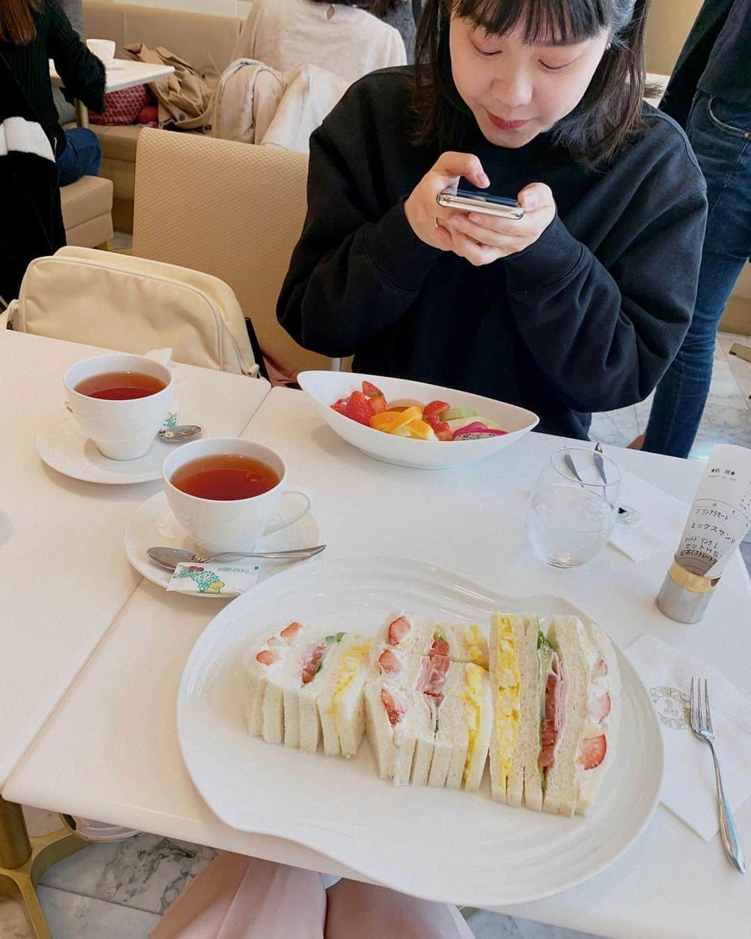 小谷実由さんのインスタグラム写真 - (小谷実由Instagram)「かわいこちゃんとフルーツパーラー🍓笑子ちゃんは本当に名前そのもの。いつもにこにこしていて私嬉しくなっちゃうなぁ😌🌷お誕生日のお花ありがとう🌷🌷🌷」3月16日 19時11分 - omiyuno