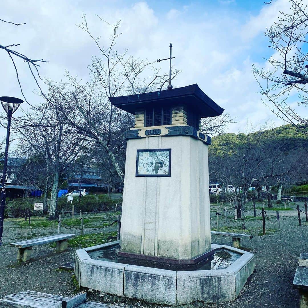 福島暢啓のインスタグラム：「円山公園のラジオ塔。かっこいい！ 【ラジオ塔】とは… ラジオの放送が始まったはじめの頃、この塔から放送を流していた。街頭テレビのラジオ版。」