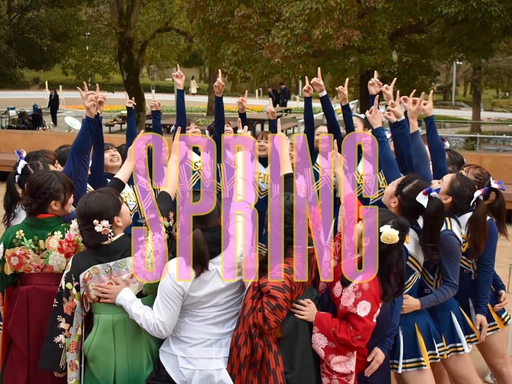 中央大学応援団チアリーディング部SPIRITSのインスタグラム：「【新歓企画第1弾🌸季節ごとの活動内容】 . 今日はSPIRITSの春(3,4,5月)の活動内容を紹介します🌷 応援や大会の練習、様々なイベントがあり、充実した日々を過ごしています🥰 . ◆卒業式（2枚目）、入学式（3枚目） 今年はコロナウィルスの影響で中止になってしまいましたが、毎年式典で応援団の演技をさせて頂いています🎓 . . ◆新歓（4枚目） 4月に入学する新入生に向けて、ステージ演技や体験会、お花見、食事会などを行います🍀 今年はまだ未定ですが、体験会などは行いますのでまたお知らせします🙆‍♀️ . ◆春季応援（応援の写真はまとめて別の投稿をします😉） 硬式野球部、準硬式野球部、アメフト部などたくさんの部活動の応援に行きます📣 4,5月はほとんど毎週応援に向かいます🔥 . 明日はSPIRITSの夏（6,7,8月）の活動内容を紹介します！ . . #新歓 #卒業式 #入学式 #応援団 #中央大学応援団 #チアリーディング #cheer #cheerleading #春から中大 #春から中央 #中央大学 #中大 #青春」