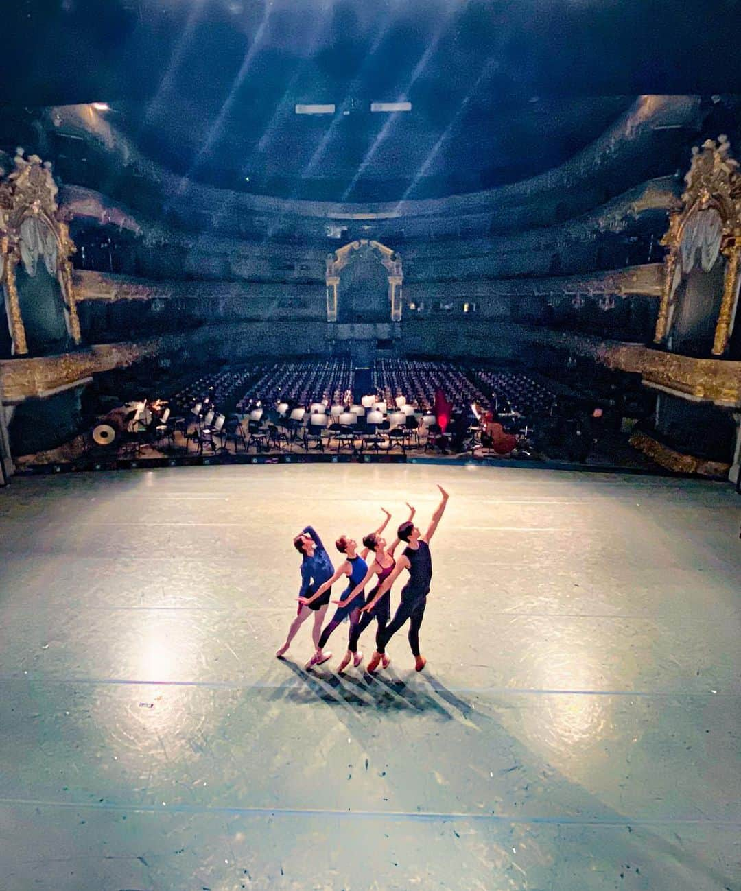 マリア・コーレワさんのインスタグラム写真 - (マリア・コーレワInstagram)「Mariinsky Theatre 🙏🏻⠀ Remembering taking this picture from a stairway on stage a while ago with @_xander @ionovaworld @anastasiklife and hoping for our theatre to stay safe ✨ ⠀ ⠀ Мариинский Театр 🙏🏻⠀ Вспоминая, как недавно мы делали эту фотографию с лестницы, которая стояла тогда на сцене, вместе с @_xander @ionovaworld и @anastasiklife и надеясь на то, что в нашем театре все будет хорошо ✨」3月16日 19時17分 - marachok