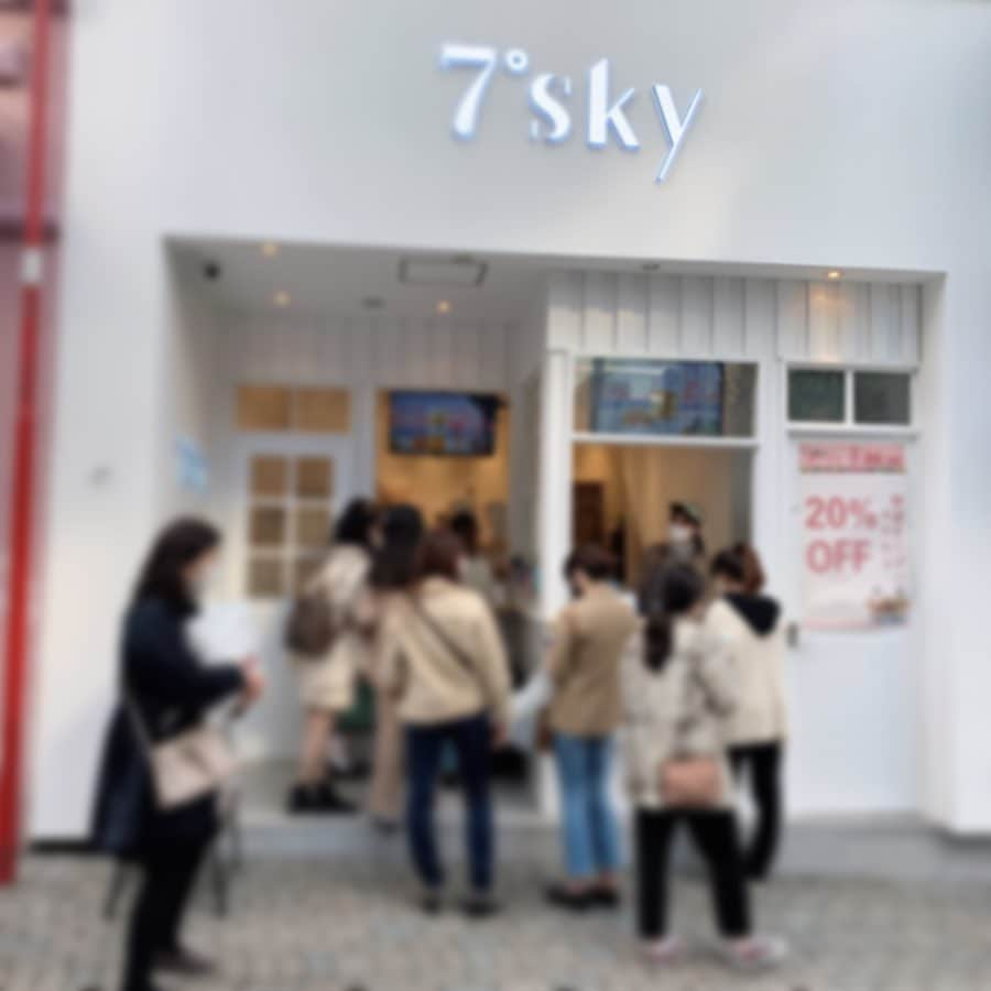 りょうくんグルメさんのインスタグラム写真 - (りょうくんグルメInstagram)「【新宿　7°sky】 オープンしたてのフルーツティーのお店😏 ㅤㅤㅤㅤㅤㅤㅤㅤㅤㅤㅤㅤㅤ 🏠#新宿　#7°sky 🚶‍♂️新宿駅東口徒歩3分 📖いちごフルーツティー(¥690) いちごヨーグルトフォームティー(¥590) ㅤㅤㅤㅤㅤㅤㅤㅤㅤㅤㅤㅤㅤ 四角い容器がかわいいフルーツティーのお店！ ㅤㅤㅤㅤㅤㅤㅤㅤㅤㅤㅤㅤㅤ いちごドリンク！！！ ティーの味はそこまで強くない 美味しいフルーツティー 果肉がうまいたくさん入ってる あまずっぱいいちご ボトルがかわいい。  ㅤㅤㅤㅤㅤㅤㅤㅤㅤㅤㅤㅤㅤ 四角い容器のいちごヨーグルトのほうが見た目かわいい！ 味は普通のいちごみるく！ティーの味は全然しなかったな？  新宿駅東口から東宝シネマズに向かう道の途中にあるよ！最近暖かくなったし一回は買いたい。 ㅤㅤㅤㅤㅤㅤㅤㅤㅤㅤㅤㅤㅤ 7°sky  東京都新宿区新宿3-23-16」3月16日 19時20分 - uryo1113