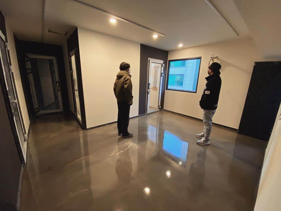 ジョンギュンのインスタグラム：「New Studio&Company coming soon #MadewellMusic #80%#🛠」
