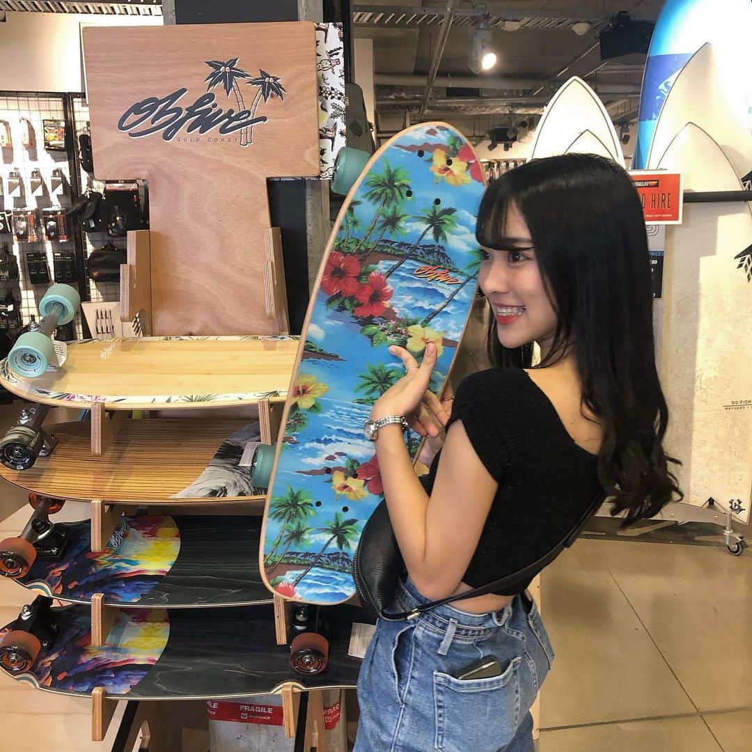 川畑綾理のインスタグラム：「欲しいなああ迷ってる〜🛹 . . . #オーストラリア #オーストラリア旅行 #ゴールドコースト #クイーンズランド #サーファーズパラダイス #旅行 #海外旅行 #旅行好きな人と繋がりたい #今日の服 #服 #海 #いいね返し #フォロー返します #australia #australiatrip #goldcoast #queensland #kirrabeach #kirrasurf #surfersparadise #travelgram #travel #ootd #fashion #l4l #f4f #シブサン #シブサンプロジェクト #プラチナムプロダクション #platinumproduction」
