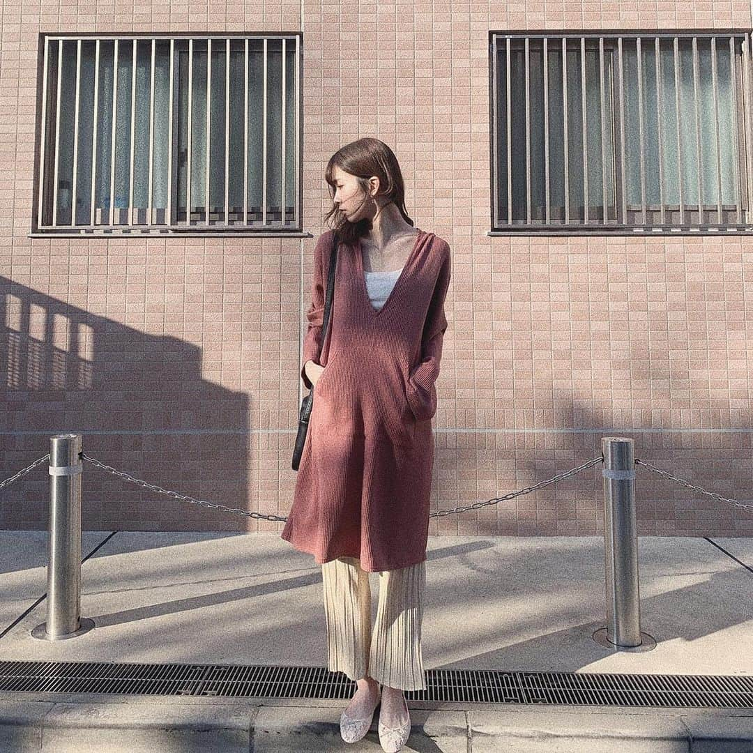 うちだゆうほさんのインスタグラム写真 - (うちだゆうほInstagram)「#ootd﻿ ﻿ 全身載せ忘れてた…🤭﻿ ﻿ Nora Lily の Waffle Long Hodieのピンク﻿ パンツとインナーに着てるキャミソール？は KBF﻿ バッグは CAMPER 靴はH&M です！﻿ ﻿ リラックスしたコーディネートがブームです🥰﻿ ﻿ #noralily #nora_lily #camper #camperjapan #camperbag #カンペール #KBF #hm」3月16日 19時24分 - uchidayuho