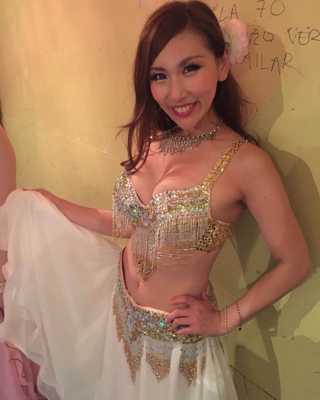 のインスタグラム：「嬉しいお知らせ💃💕 ・ ✨✨7月4日(土)✨✨ ・コロナの影響により延期になってしまった#マンディール でのショー♬次の日程が決まりましたぁ😍❤️ ・ 時間は変わらず、、、 🌸1部18時〜🌸2部19時〜です🙋‍♀️ ・ 予約はわたしまでorお店に直接お電話☎️お願いしまーす💛💛💛 ・ ☝️ベリーダンス 初めて半年くらい？の写真だょ🙈💕 ・ #bellydance #beautydancer #pr #beauty #sexy #japanesegirl #ベリーダンス #dancer #イベコン #promotionalmodel #model #この頃に戻す #diet #ダイエット#💋」