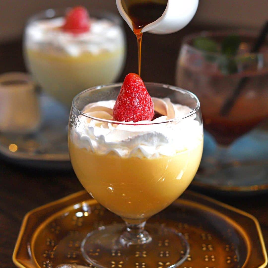 のインスタグラム：「. .  Cafe＆Bar POCHER  一見すると プリンには見えず 別のスイーツに思えるけど、 構成要素は しっかりプリンな プリン界の ニューカマー。  パフェみたいでいいな〜 このプリン体🍮  #CafeandBarPOCHER #kyoto#sweets#pudding」