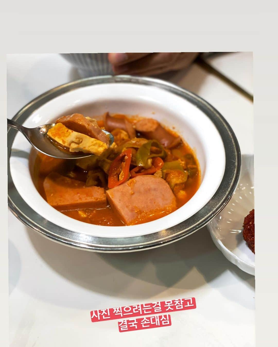 ユン・ヘジンさんのインスタグラム写真 - (ユン・ヘジンInstagram)「디따 맛나다며 밥 두그릇째 드심 #부대찌개#유네지니밥상 . 양념장 요청 많으셔서 왓씨티비에 올리려다 부대찌개는 안찍을거 같아서 걍 여기 써드려요 ㅋ . ✔️부대찌개 2-3인분 기준 양념장  참치액이나 멸치액젓 1.5큰술 간장 1큰술 (전 양조간장 501만써요) 고추장 반큰술  고춧가루 1큰술, 다진마늘 1큰술 맛술 2큰술  멸치육수 내고, 햄, 소세지,두부,소고기나 돼지고기 다짐육, 김치 종종 썬거 약간, 대파,고추 (콩나물 쑥갓 버섯, 뭐 니코 싶은거 있음  다 때려니코 그 뭐냐 베이크드빈 있음 좋은데 없어서 걍 먹었어요) 육수에 푹 끓이믄 끝!! ​라면 니코 하실라면 넣으십시다~#확찐자지름길」3月16日 19時38分 - hjballet80