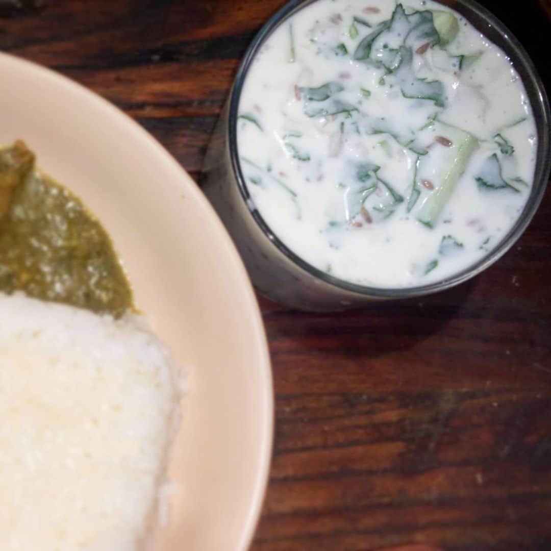池内万作さんのインスタグラム写真 - (池内万作Instagram)「晩ごはんはみちょ食堂さんのマサラカレー。 あ〜旨い。 付け合わせのヤツがまたいいのよね。 ヨーグルトと玉ねぎとキュウリのヤツ。 #イケウチ家の食卓 #みちょ食堂」3月16日 19時39分 - mandeshita