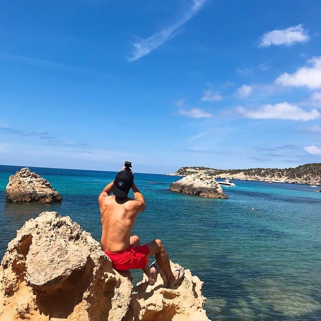 下山裕貴さんのインスタグラム写真 - (下山裕貴Instagram)「Reviewing my past photos, I discover how much I loved the beaches at Ibiza☀️ #ibiza #calaxarraca #beach #chillvibes」3月16日 19時47分 - russell_shimoyama