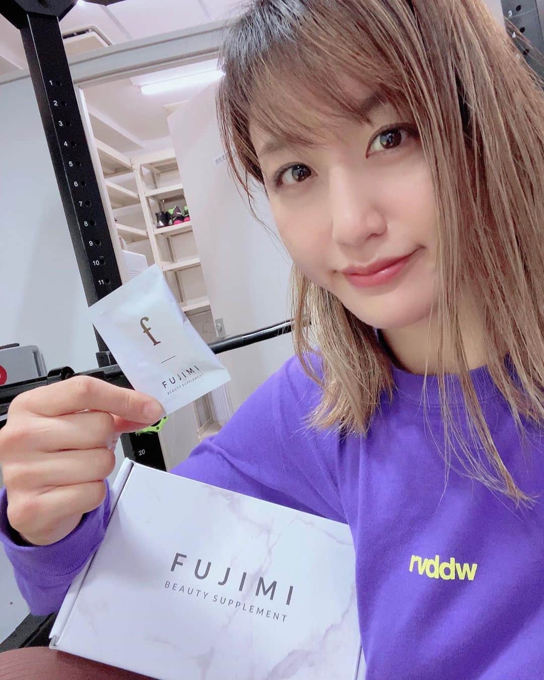 杉山しずかのインスタグラム：「運動して、代謝が高くても 生理周期や、試合や大切な仕事前で必ず肌荒れしてしまうのが悩みで、自分に本当に必要だったものをオーダーメイドできたのは初めてでした！  袋をあけて、飲むだけ。毎日1回飲んでいます✨  一回分ずつ袋に入っているから、簡単に外出や遠征にも持っていけるし、飲み間違えもなくて、安心です！ #FUJIMI #FUJIMIサプリ #美肌 #サプリメント　#健康　#美容　 #格闘技　#フィットネス　#体質改善 #運動　#ダイエット　#美BODY #フィットネス女子　#筋肉　#PR」