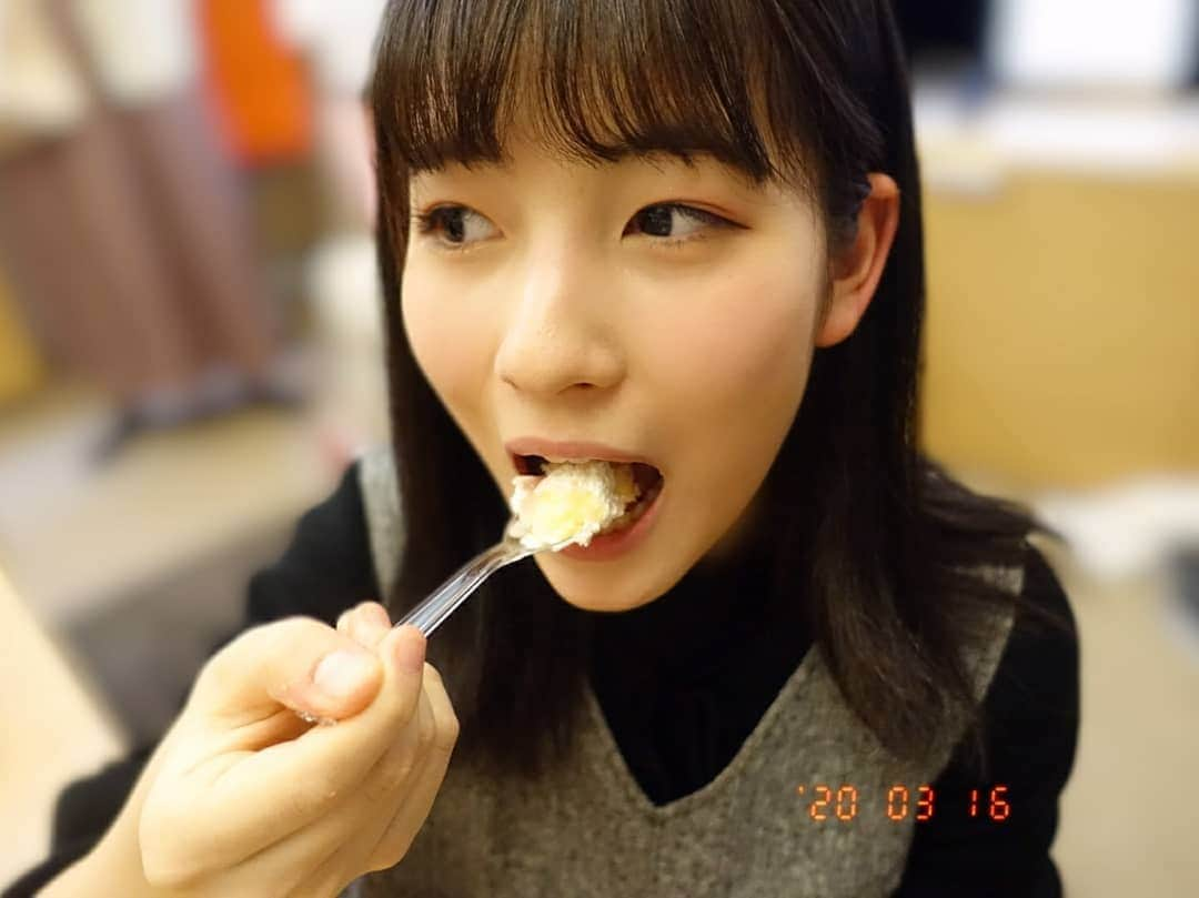 石田亜佑美さんのインスタグラム写真 - (石田亜佑美Instagram)「#北川莉央 ちゃん . . 今日3/16で16歳！ おめでとう～！ . #自然体がかわいい #かわいい #誕生日 #おめでとう #16歳 #7歳差 #顔綺麗だけど喋ると面白い子 笑 #身振り手振りが激しい #morningmusume20  #モーニング娘20  #石田亜佑美 #リハ後は顔が赤い」3月16日 19時56分 - ayumi_ishida.official