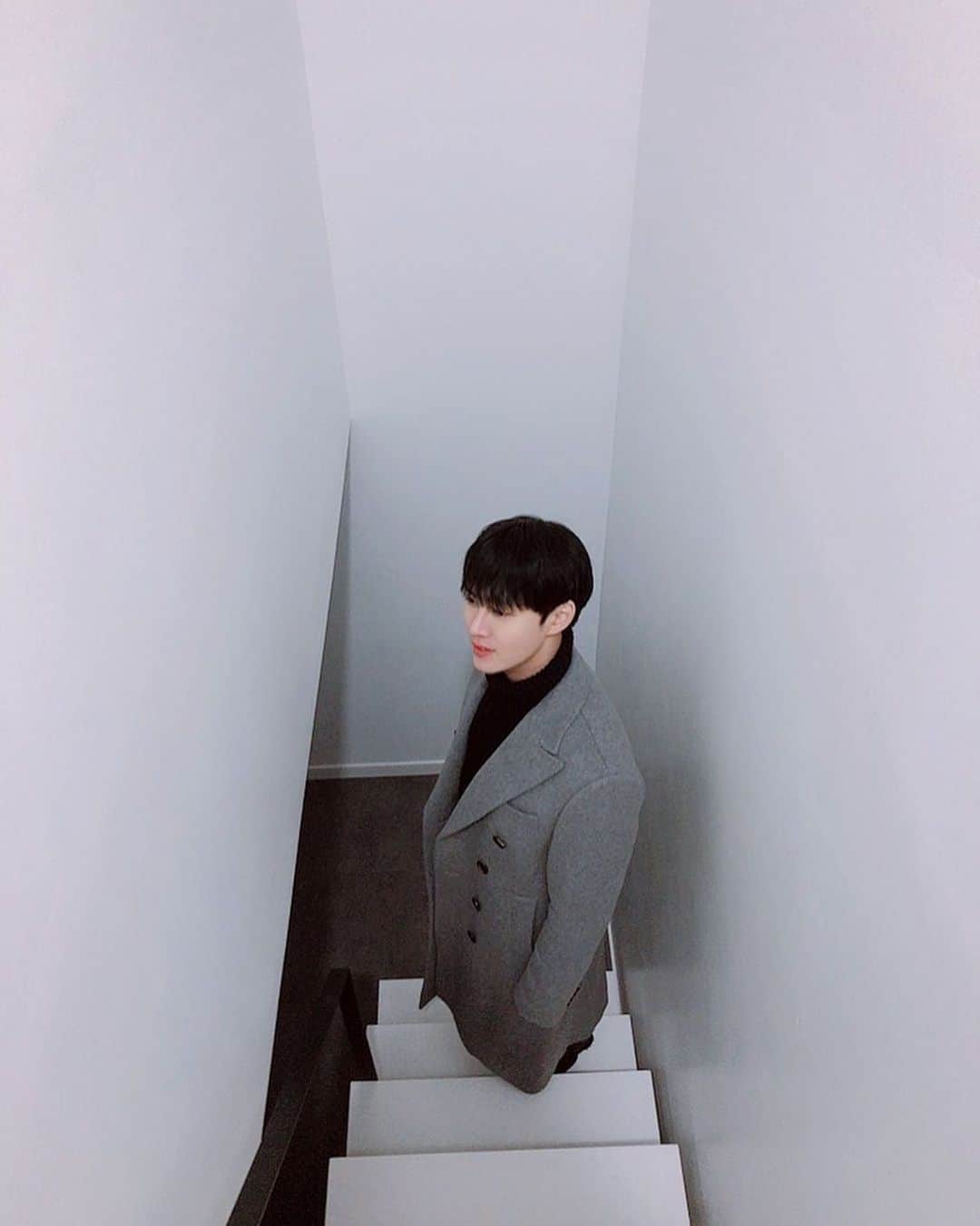 イ・ミンホのインスタグラム：「🙋🏻‍♂️」