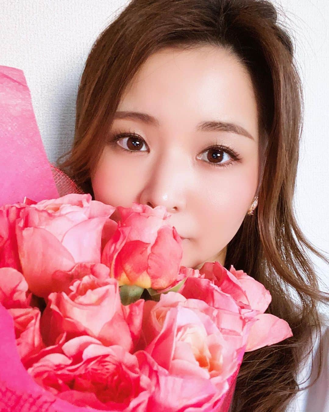 のインスタグラム：「今日は始まりから終わりまで、WASABIでお誕生日をお祝いして頂きまして本当にありがとうございました🥺💓 毎年毎年いつまでこんなにも温かくお祝いしてもらえるのだろうとドキドキしつつも、恵まれた環境に感謝の気持ちでいっぱいです。 「もう26歳か」というより「まだ26歳なのか…(心の中では32歳くらいの気持ちなのに)」というのが本音です😅（笑） ただ、それだけ20代前半が濃いものになったという自負があります。 20代後半はまだ経験していない境地へ、自分自身の更なる成長を目指して果敢に進んでいきたいと思います👍🏻！ 素敵なプレゼントを下さったリスナーの皆さん、心からありがとうございます✨ これからもWASABIをより良く、より楽しく聴いて頂けるように工夫して皆さんに恩返ししていきたいと思います🙏🏻 ・ #HBD #26th #静岡  #SBSテレビ #soleいいね #SBSラジオ #静岡放送 #鉄崎幹人のWASABI #WASABI #アナウンサー #大槻有沙 #follow #followme」