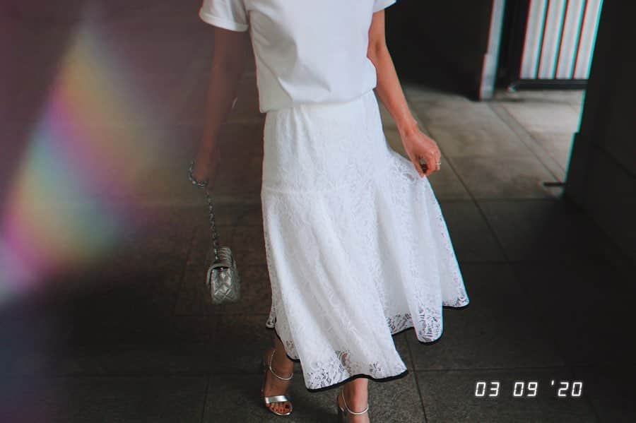 井上晃子さんのインスタグラム写真 - (井上晃子Instagram)「美しいレース生地を贅沢に たっぷり使用したフレアスカート。歩くたび揺れる裾のシルエットがとても綺麗です。 (ウエストは後ろゴム仕様。) 真っ白な🖤ティシャツにあわせる爽やかなスタイル、 私のお気に入り。 . . skirt:ISETANHAUS先行発売🤍 #akiki#ss20#lace#white#madeinjapan」3月16日 20時02分 - akiki_2015