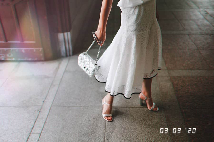 井上晃子さんのインスタグラム写真 - (井上晃子Instagram)「美しいレース生地を贅沢に たっぷり使用したフレアスカート。歩くたび揺れる裾のシルエットがとても綺麗です。 (ウエストは後ろゴム仕様。) 真っ白な🖤ティシャツにあわせる爽やかなスタイル、 私のお気に入り。 . . skirt:ISETANHAUS先行発売🤍 #akiki#ss20#lace#white#madeinjapan」3月16日 20時02分 - akiki_2015