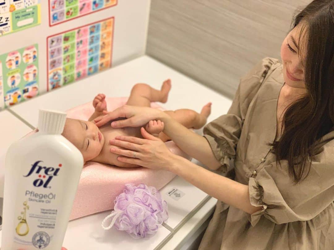 花田浩菜のインスタグラム：「最近、声を出して笑ってくれてただただ癒しの存在の#生後3ヶ月 の娘ちゃん。 未だに#沐浴 スタイルでお兄ちゃんとは別に入れてあげているのですが、娘のお風呂タイムはほんと、平和で幸せな時間〜❤️ . . 娘はお風呂大好き！🛁みたいで💛 お風呂場では泣いている時でもピタッと泣き止み嬉しそうにお湯がかかるのを待っていて、ほんと可愛い🤣 細かな箇所に『女の子だねぇ〜』なところが見られるのも男の子と女の子、両方育てる中で面白さを感じる今日この頃です😊🙌 息子も乾燥肌なのですが、娘も肌が乾燥がちで弱くて。。 最近はボディソープをアワアワにして、 @freioil.jp を垂らしてあげて、洗いながらも#保湿ケア してあげています😊🙌 .  1人目妊娠中には母もお世話になった#フレイオイル 。保湿力抜群でベタつかず、髪や顔など全身のケアに使えるのですが、 ボディソープに混ぜて使うのは子供も嫌がらないし、お肌がしっとりしてくれて乾燥対策になってとても良い😍😍息子もこのスタイルで使っています♪ #親子で使えるスキンケア グッズは、親子のコミュニケーションツールとしても使えるのでママ的にもとても嬉しい❤️👶 . オイルなので少量でも保湿力抜群なのでたっぷり使えて#コスパ も良し✨ フレイオイルはマツキヨやロフト、Amazonで買えますよ❤️ . . #freiöl #freioil #フレイオイル #フレイオイルがある生活 #コスメレポ #コスメキッチン #コスメレビュー #コスメ紹介 #おこもり美容 #PR #0歳 #12月生まれ #生後3ヶ月 #赤ちゃんのいる生活 #令和ベイビー #2歳差兄妹 #男の子ママ #女の子ママ #2児ママ #ig_oyabakabu #happy #happydays」