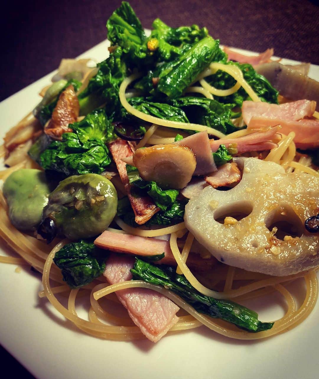 小林佳果さんのインスタグラム写真 - (小林佳果Instagram)「大好きなの… 毎日でも、いいくらいなんだよね。  #けいカフェご飯  #菜の花とそら豆とレンコンのペペロンチーノ #パスタすき #冷蔵庫野菜たっぷり」3月16日 20時14分 - keika_kobayashi