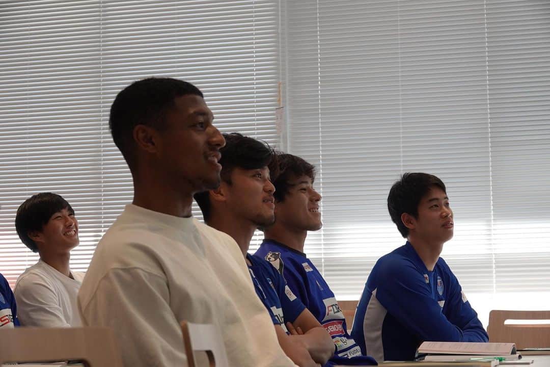 横浜FCさんのインスタグラム写真 - (横浜FCInstagram)「- 2020横浜FC選手教育プログラム。(YOUNG YOKOHAMA MEN'S CULTURE ACADEMY)  プロサッカー選手として、そして一社会人として必要な心構えやスキルを身につけ、横浜FCの選手としてファン・サポーターや子ども達に「夢」や「希望」を与えられる選手になれるよう、新人教育のプログラムを実施しています。 ※講義の前後で手洗い・消毒を徹底しております。 - #YOKOHAMAFC #横浜FC #RECORDTHEBLUE #教育プログラム」3月16日 20時12分 - yokohamafc_official