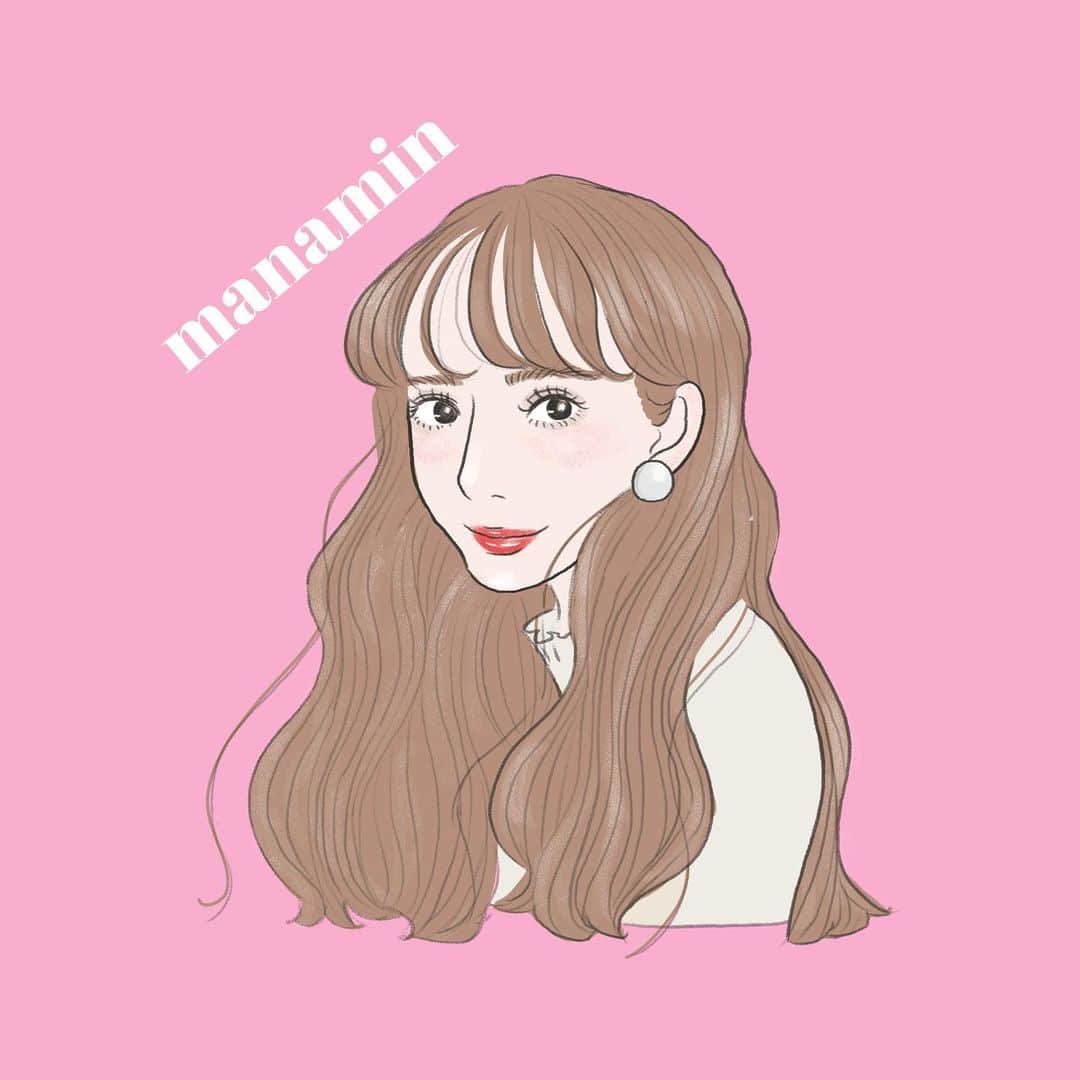 平木愛美のインスタグラム：「似てますか、、、？ . なんと！！！！！！🥺🍒❤️ とっても素敵で可愛いすぎる絵を描かれているアーティストさん @fujiji34 さんに、わたしの絵をかいて頂きました！！！ 似顔絵というのは申し訳ないほどに、可愛く美しく描いていただき幸せです。👼💞 これからYouTube動画などにも登場させていきたいなぁと、考えています。わくわく。  わたしが時々訪れるカフェにて、昨年たまたまmihoさんの個展で絵が展示されており、その時に可愛い🍉！と惹かれたのがきっかけでした。  mihoさんの描く素敵なイラストのとっても可愛いラインスタンプもあるので、気になるかたはぜひ「あまいかおり。」で調べてダウンロードしてみてくださいね🤍」