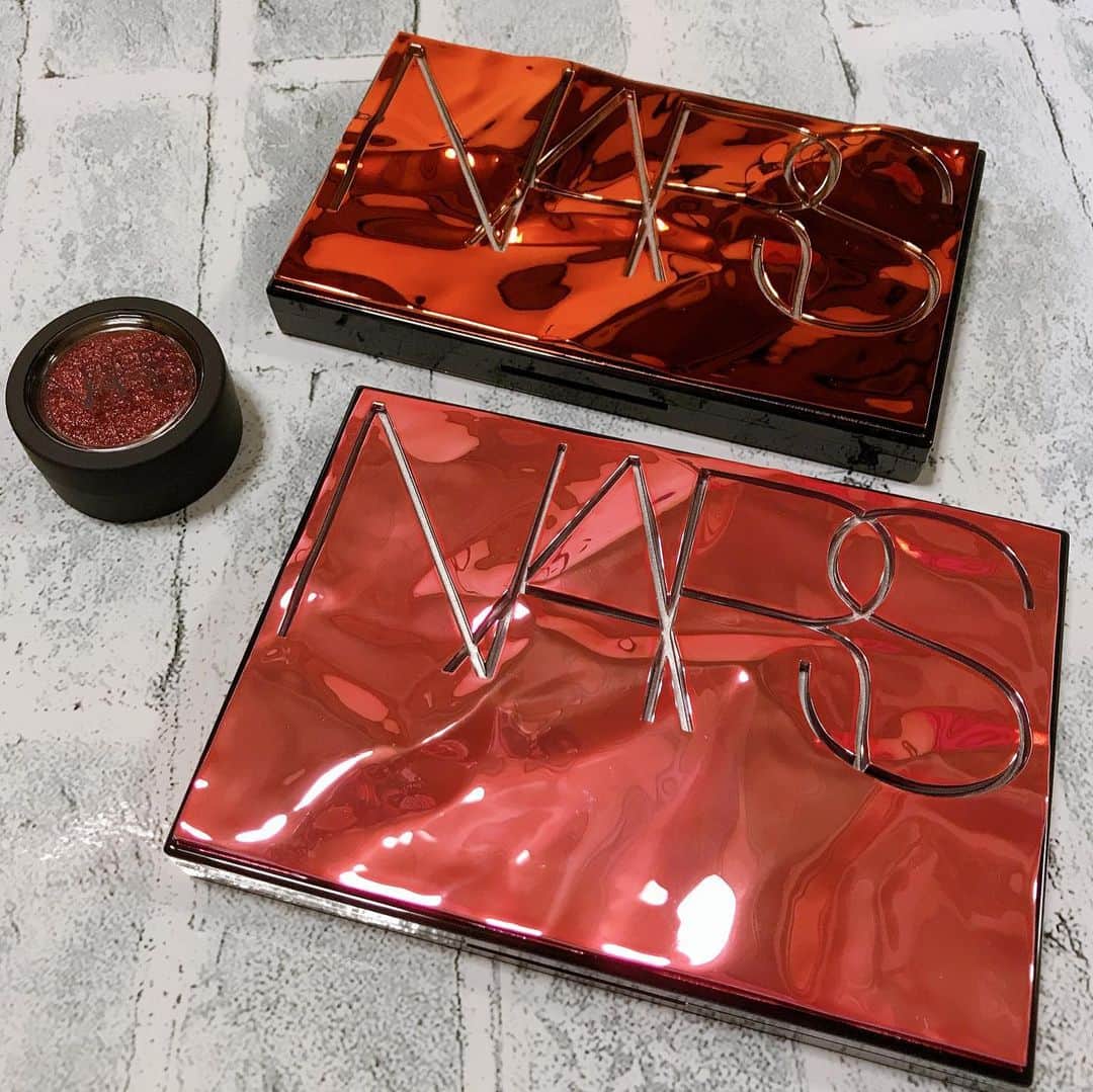 小嶋晶子のインスタグラム：「I 💙 cosmetics! #narz #limited #eyeshadow #aftergloweyeshadowpalette #overlustcheekpalette #powerchromelooseeyepigment #アイシャドウ #アフターグローアイシャドーパレット #チーク #ハイライト #オーバーラストチークパレット #ピグメント #パワークロームルースアイピグメント #限定」