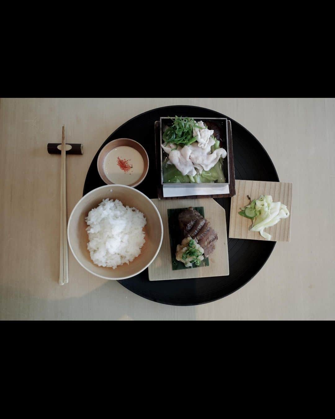 島野ミキさんのインスタグラム写真 - (島野ミキInstagram)「・ ・ 📍 @sahsyakanetanaka  ハマりすぎて1人でも行くくらい好きなところ。 建物も素敵だし料理も美しい🍚 #和食好き にはたまらんお店。 大好きな @memechan22 の誕生日お祝いもここにした❤︎ 気に入ってもらえて良かった☺️ ・ ・ #茶洒金田中#表参道#和#和食#日本#Japan #vegetable#vegetarian #カフェ#cafe#一休#カフェ巡り#食べログ#食レポ#グルメ#gourmet#グルメ女子 #グルメ好きな人と繋がりたい#東京グルメ#foodporn#foodpics#genic#cafe#foodgasm#genic_cafe」3月16日 20時21分 - miki_shimano