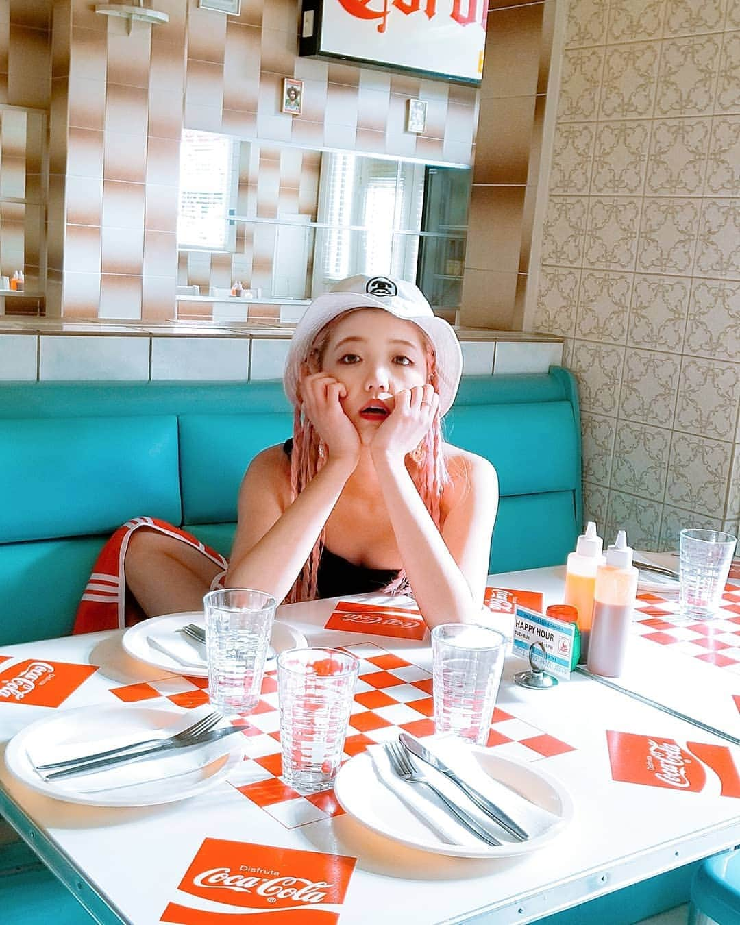 小林レイミさんのインスタグラム写真 - (小林レイミInstagram)「Sorry burgers and wings,I stopped eating meat 😜🥤🍟🧡 #pescatarian #diner #restaurant #junkfood #begining #braidstyles #fitgirl #traininglife #diners #colorfulday #肉やめました #食べれますが #基本的にはという感じ」3月16日 20時24分 - _reimi._____