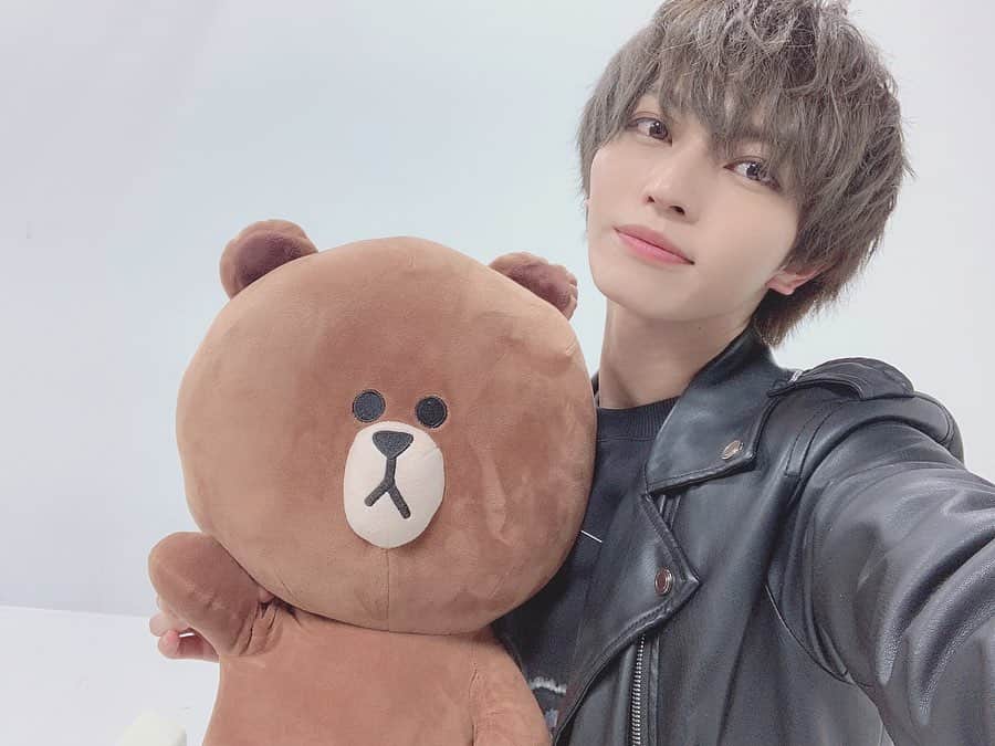 のインスタグラム：「【LINELIVE】 紹介するよブラウンとサリーです。 ・ ・ ・ #LINE #ライン #linelive  #ラインライブ #brown #ブラウン #sally #サリー #ぬいぐるみ  #ジャケットコーデ #ジャケット #givanchy  #ジバンシー #自撮り #自撮り界隈  #いいね #like #ulike  #ふぉろみー #followｍe #instacars  #ホワイトデー #whiteday #配信  #japan #japanidol #japan_photo」