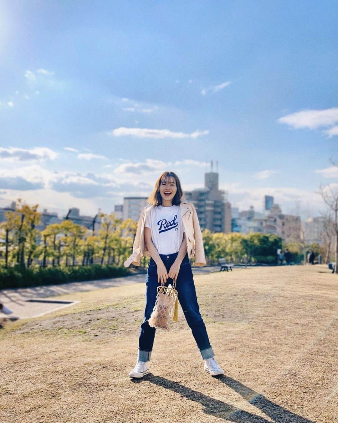 猪鼻ちひろのインスタグラム：「👖💙﻿ RED CARDの2020年いちおしストレートシルエットのデニム、お気に入り◎﻿ 150cmのわたしは1番小さな22インチです！ ﻿(裾は切るか悩んでるけど折ったよ🥺笑) おチビ過ぎるとちょっと緩いかもだけど、フィットし過ぎないから脚のラインを拾い過ぎず、ニットもINできるし満腹に食べられるし笑﻿、すごく動きやすい。ベルト要らずで大丈夫👌🏻 Tシャツも @redcardtokyo のものです。﻿ 靴下はさりげなくハート😛♡﻿ ﻿ earring﻿… @from_chiro  denim﻿… @redcardtokyo  outer﻿… @beautifulpeople_officialsite  sneaker﻿… @converse  bag﻿… @casselini_official ﻿ ﻿ #低身長ファッション にも #嬉しい ﻿#小さいサイズ #ちひろのお洋服 #150センチコーデ﻿ #redcard #redcardtokyo #redcarddenim」