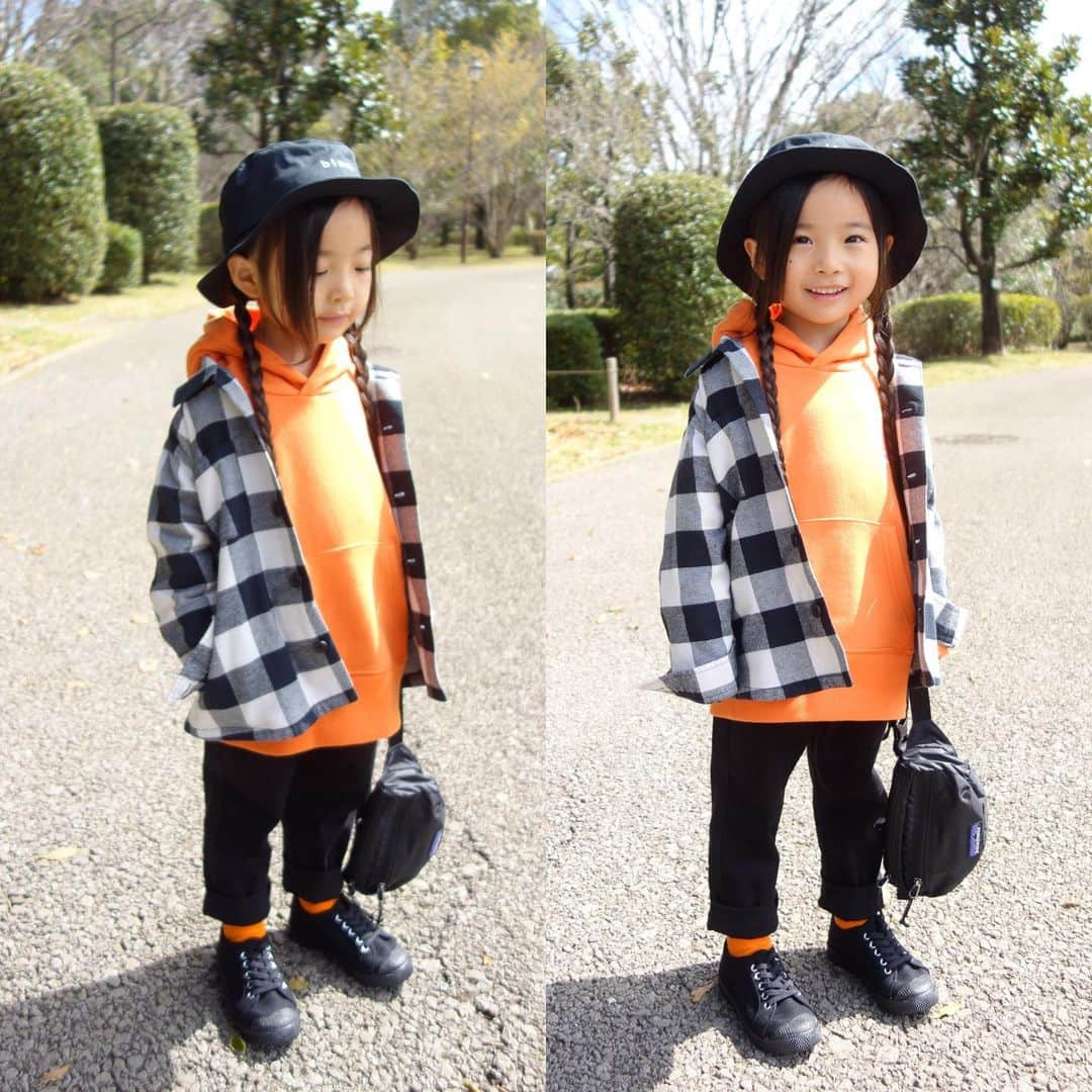 Saraさんのインスタグラム写真 - (SaraInstagram)「. coordinate♡ . おNEWのチャンピオンパーカー🧡 オレンジを差し色に ボーイズライクなコーデ🍊 . 3枚目は くしゃみをする2秒前のサラ🤭 .  #ootd #kids #kids_japan #kids_japan_ootd #kjp_ootd #kidsfahion #kidscode #kidsootd #kidswear #キッズコーデ #キッズファッション #インスタキッズ #オレンジ #radchap #champion #globalwork #branshes #patagonia」3月16日 20時25分 - sarasara718