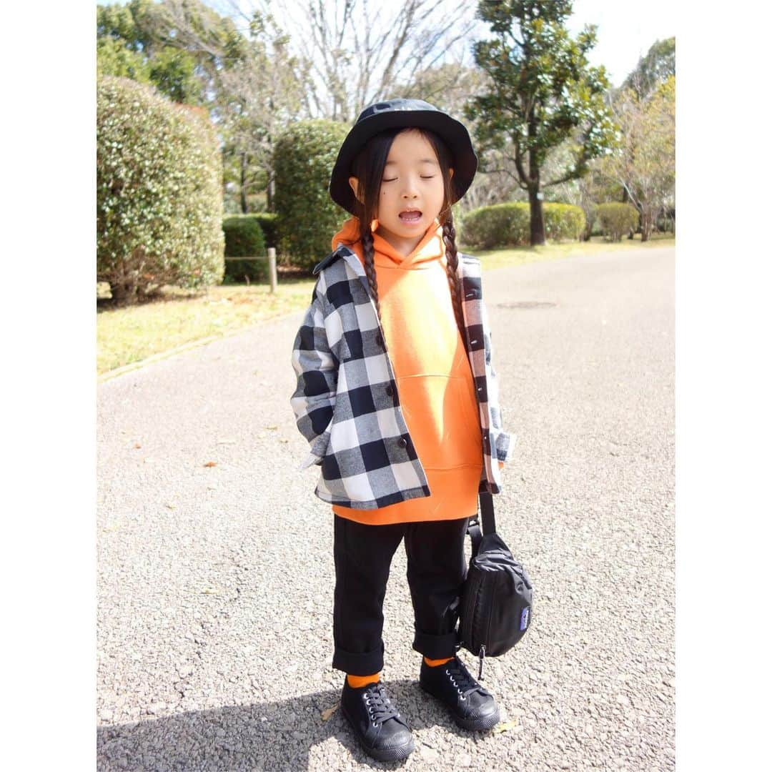 Saraさんのインスタグラム写真 - (SaraInstagram)「. coordinate♡ . おNEWのチャンピオンパーカー🧡 オレンジを差し色に ボーイズライクなコーデ🍊 . 3枚目は くしゃみをする2秒前のサラ🤭 .  #ootd #kids #kids_japan #kids_japan_ootd #kjp_ootd #kidsfahion #kidscode #kidsootd #kidswear #キッズコーデ #キッズファッション #インスタキッズ #オレンジ #radchap #champion #globalwork #branshes #patagonia」3月16日 20時25分 - sarasara718