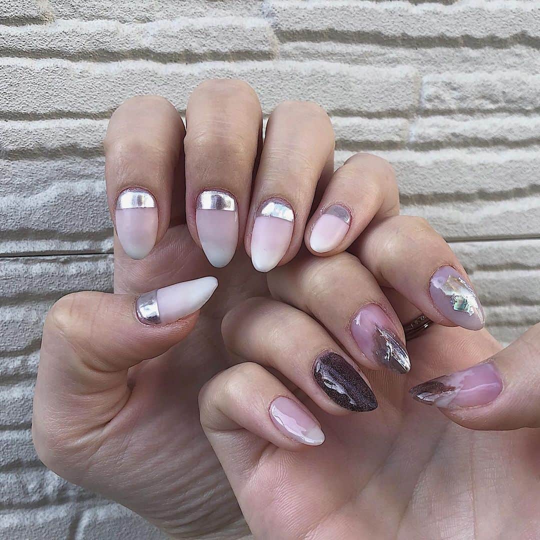 まいかのインスタグラム：「. . ネイル新しくした💅🏻 . white×silver🤍🤍 . .」