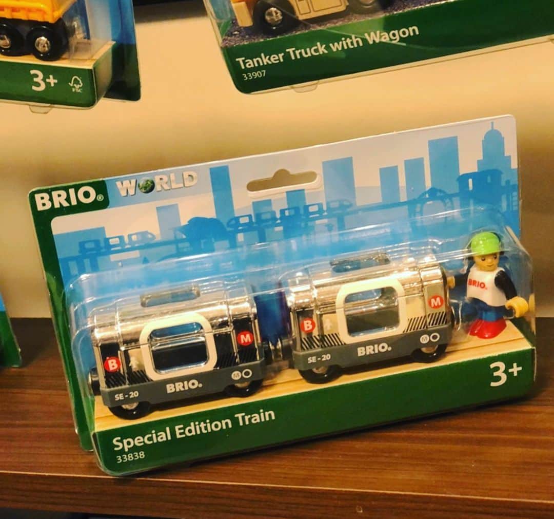 kidzoo+さんのインスタグラム写真 - (kidzoo+Instagram)「【特別編電車（2020）　33838】  目を引く色とデザインのトレインはBRIO Worldレールウエイの2020年の限定トレインです。 シルバーメタリックの表面でリアルなデザインと光沢仕上げを施したメトロトレインは家にいながら世界のどこかのメトロに乗っているかのようです。 メトロ車両と客車のドアを開けるとBRIO Worldのフィギュアを乗せるスペースがあり、後部にBRIO Worldの車両標準である連結用のマグネットがついています。 ヘッドフォンをつけたフィギュアつきのメトロトレインは2020年の限定トレインです。—————————————————————— 商品の詳細はプロフィールのURLからご覧いただけます！ ☛ @kidzooplus  #知育玩具 #木製レール #2020年モデル #限定モデル #機関車 #brio #プレゼント #誕生日 #贈り物 #ギフト #kidzooplus #名東区 #名古屋市 #ブリオ #お孫さんへのプレゼント #誕生日プレゼント #アドベンチャー #トレイン #列車　#新商品」3月16日 20時31分 - kidzooplus