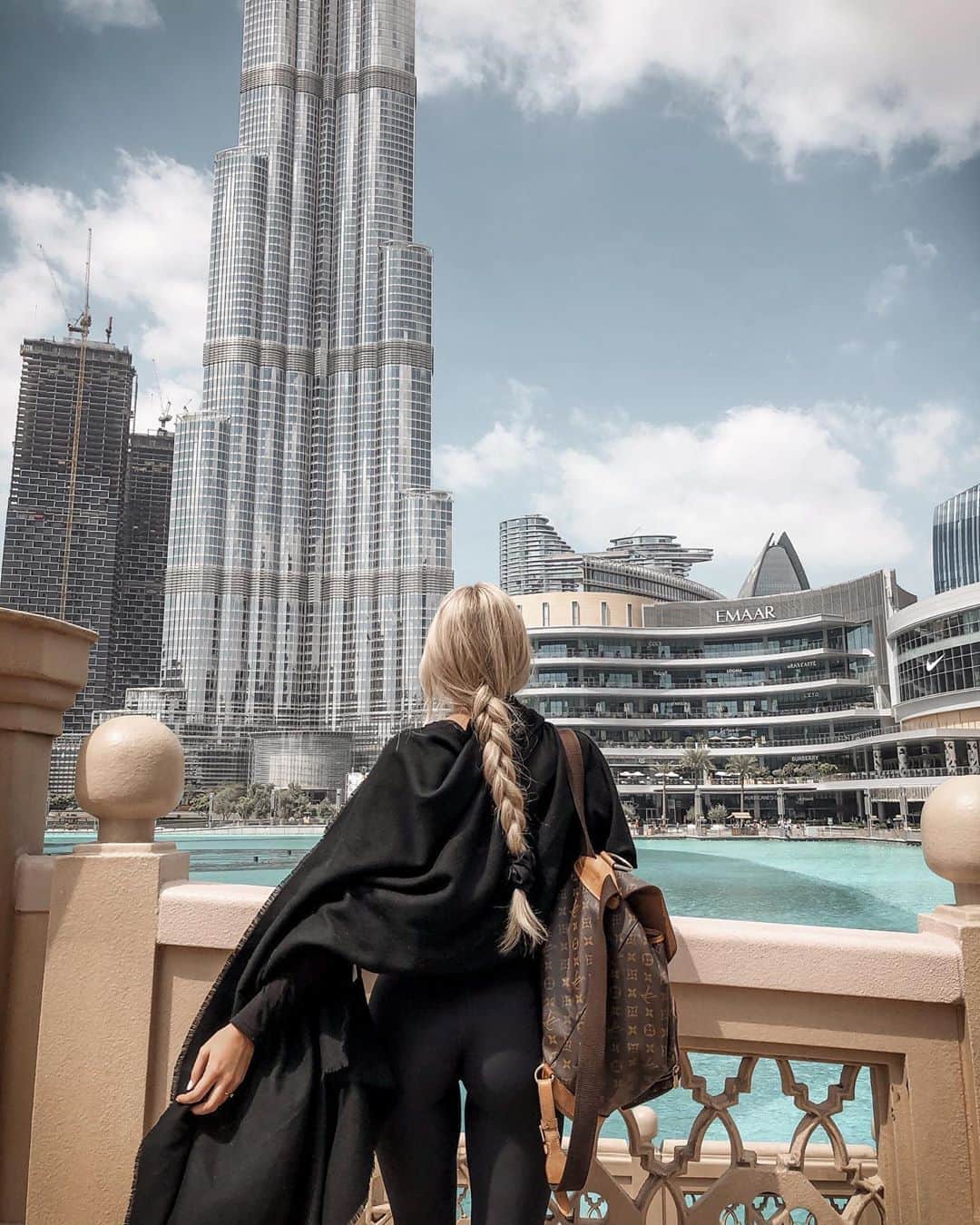 Anna Nyströmのインスタグラム：「I had such a great time in Dubai, I definitely want to go back some day! But seeing as the world seem to be more or less on lockdown mode, it’ll have to wait 💗 ⁣ Making the best of the situation at home in Sweden at the moment. Today I will be working, and go through all the photos from the trip! Then take a walk with Lea in the woods to get some fresh air and sun 😌☀️」