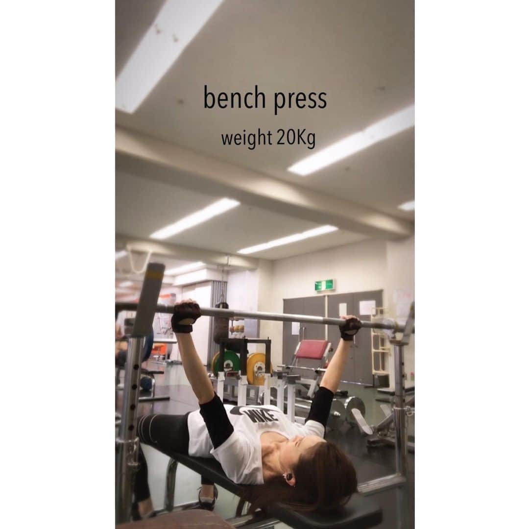 jessicaさんのインスタグラム写真 - (jessicaInstagram)「＊ ＊ ＊ #トレーニング#ベンチプレス#20Kg #アラフィフ#S47年式#ワークアウト ＊ #三角筋#上腕三頭筋#大胸筋#NIKE ＊ #バーベルベンチプレス も メニューに加えました❤︎ ウエイトはまだ20Kgですが笑😊 ＊ ＊ でもコロナ感染拡大を防ぐため もう3週間ほどトレお休みしております。 椅子に座るとお尻の筋肉が落ちてきてるのが分かるの。 早く再開して欲しい… #トレーニングは呼吸が大事 #バーベルスクワット　45Kg #スモウデッドリフト　45Kg ＊ Thanks always‼︎🏋️‍♀️✨ jessica❤︎」3月16日 20時33分 - jessica.oct21