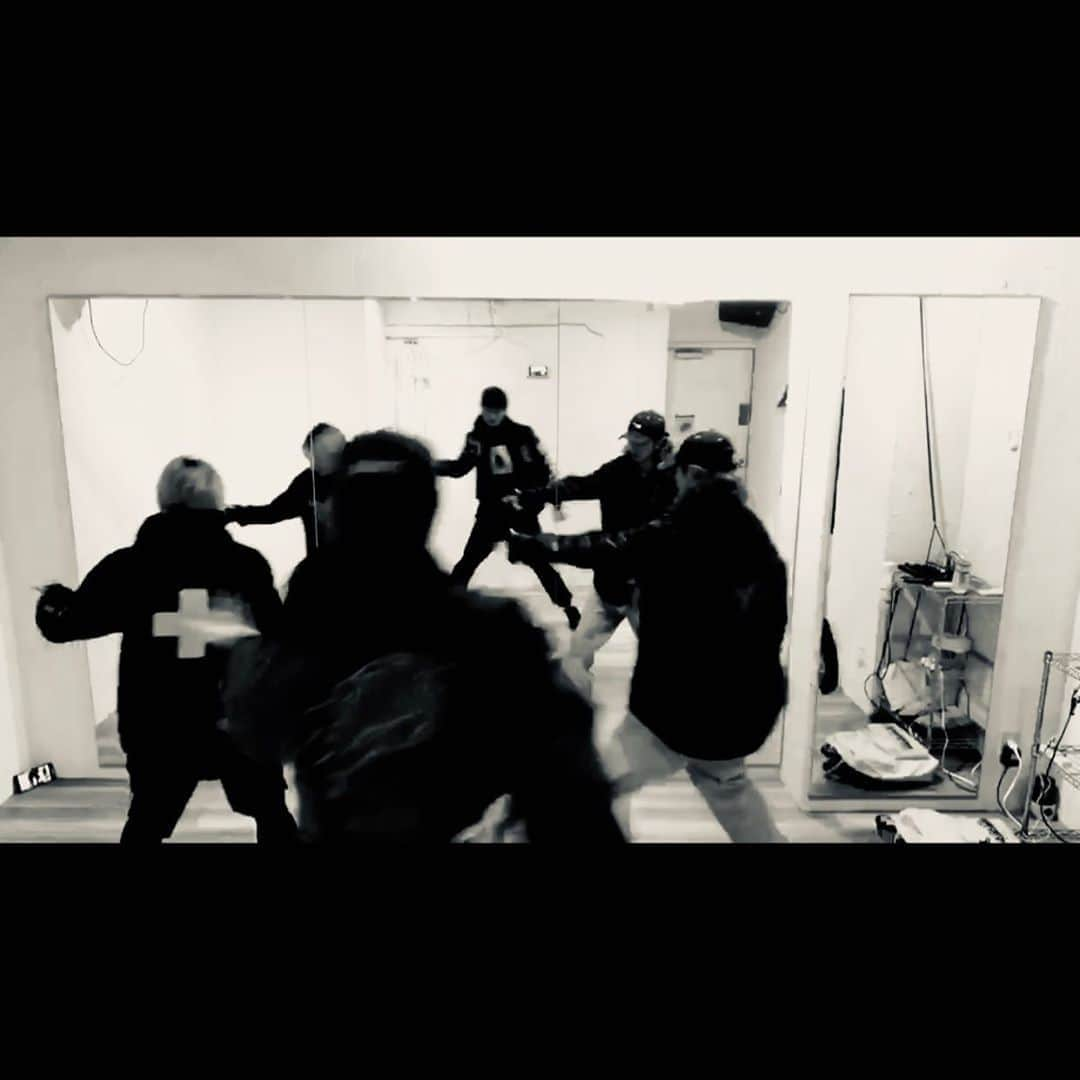 聡太郎さんのインスタグラム写真 - (聡太郎Instagram)「Dance lesson. ご存知の方も多いかもしれませんが、ぼくはダンスが苦手です。 前の事務所のえらい人にも「頼むからダンスだけはしないでくれ！お願いだから！」と言われていたほどです。 そんなぼくに優しく教えてくれた @makotouenobori まこちゃん、ありがとう、ありがとう☺️ 楽しかったです。何事もチャレンジですね。 動画はストーリーに載ってますのでお時間ある方は是非。  #dance #lesson #fun #japan #ダンス #教えてもらったよ #常にワンテンポずれていたよ #でも楽しかったよ #30代運動部  @makotouenobori @tsunodayuta2171  #sotaro #聡太郎」3月16日 20時34分 - sotarosotaro