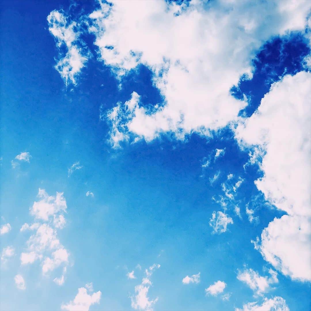 わっち☆ wacchiのインスタグラム：「* 悲しみは2つに 喜びは1つに それすら出来ずにもがいていたね  #空 #sky  #青 #blue #グラデーション #gradation #雲 #clouds #iphonex #iphoneonly #iPhonegraphy #igers #igersjp #instagramjapan #mwjp #WEBSTAPICK #VSCOcam #vsco #vscogood_ #vscogoodshot #hueart_life #shootermag #shootermag_japan #ig_photooftheday #reco_ig #indies_gram」