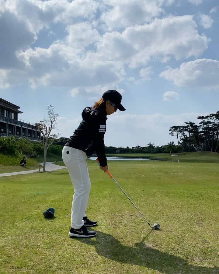 宮里美香のインスタグラム：「*** JLPGAツアー3戦目(3/20〜3/22)に続き、4戦目の(3/27〜3/29)アクサレディースも開催中止になりました😭 . 1日でも早く事態が終息することを願うばかりです😢 . 開幕がいつになるかわからない状況が続いていますが、今やるべき事をしっかりして、トレーニングと練習を引き続き頑張ります！！ . #golf #jlpga  #ゴルフ#スイング動画  #アイアンショット」
