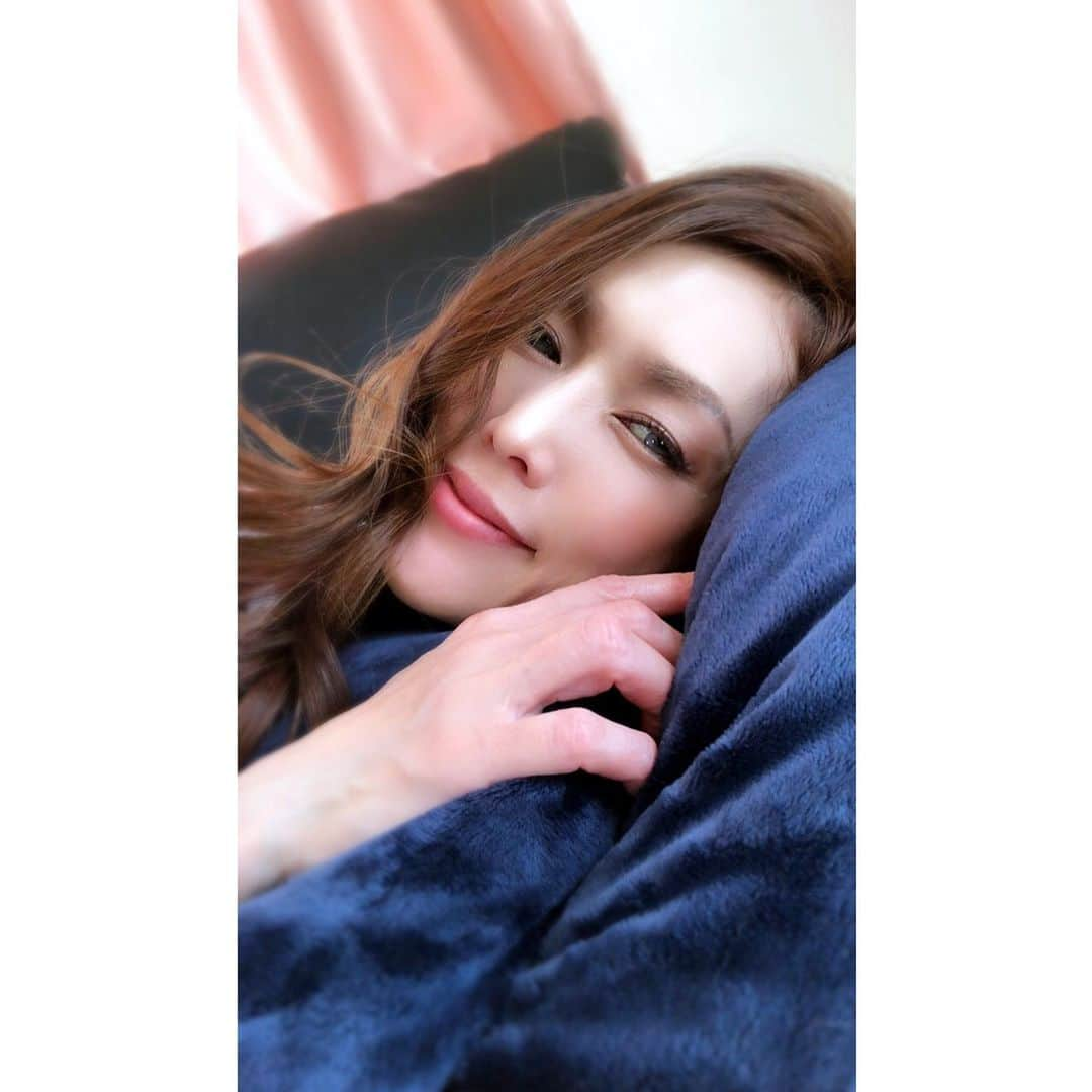 jessicaさんのインスタグラム写真 - (jessicaInstagram)「＊ ＊ ＊ #ピロー#ネックピロー#まくら ＊ ＊ 今日はお仕事お休み♬ のんびりソファーでお昼寝タイム✨ この枕ね、変形自由だから 好きな形に変えられるの。 柔らかくて 肌触りがとても気持ちいい❤️ お昼寝だなんて、わたくし贅沢ね。 ＊ #トラベルピロー #pillow #旅行 #機内持ち込み #昼寝  #お昼寝 #お昼寝中 #枕 #プレゼント #旅行用品 #neckpillow #携帯枕 #飛行機 #twistpillow @twistpillow ＊ #アラフィフ#47年式 ＊ Thanks always！ jessica❤︎」3月16日 20時36分 - jessica.oct21