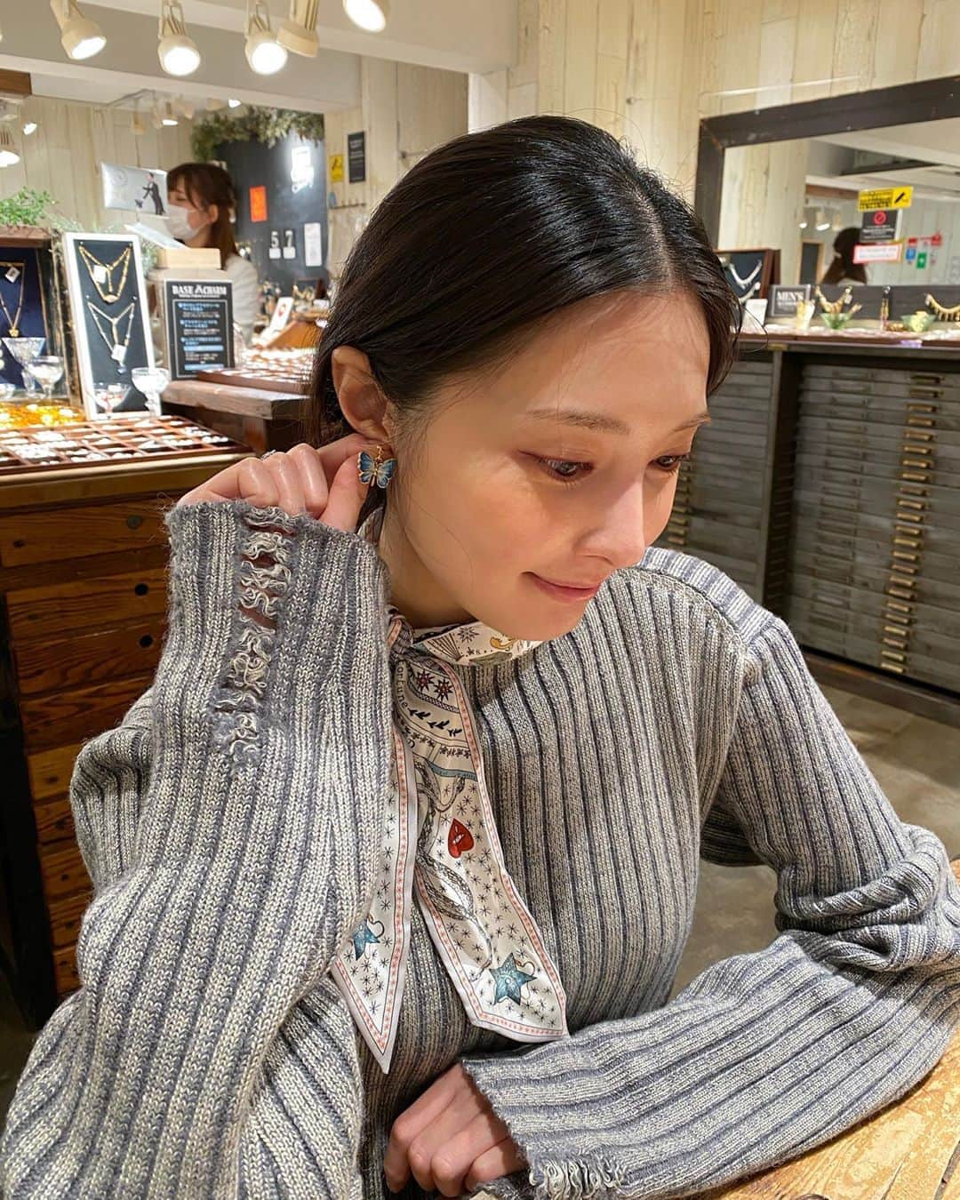 大石絵理のインスタグラム：「妹とハンドメイドジュエリーを作りました🥰🎈 初めてだったけど楽しかった🧡」