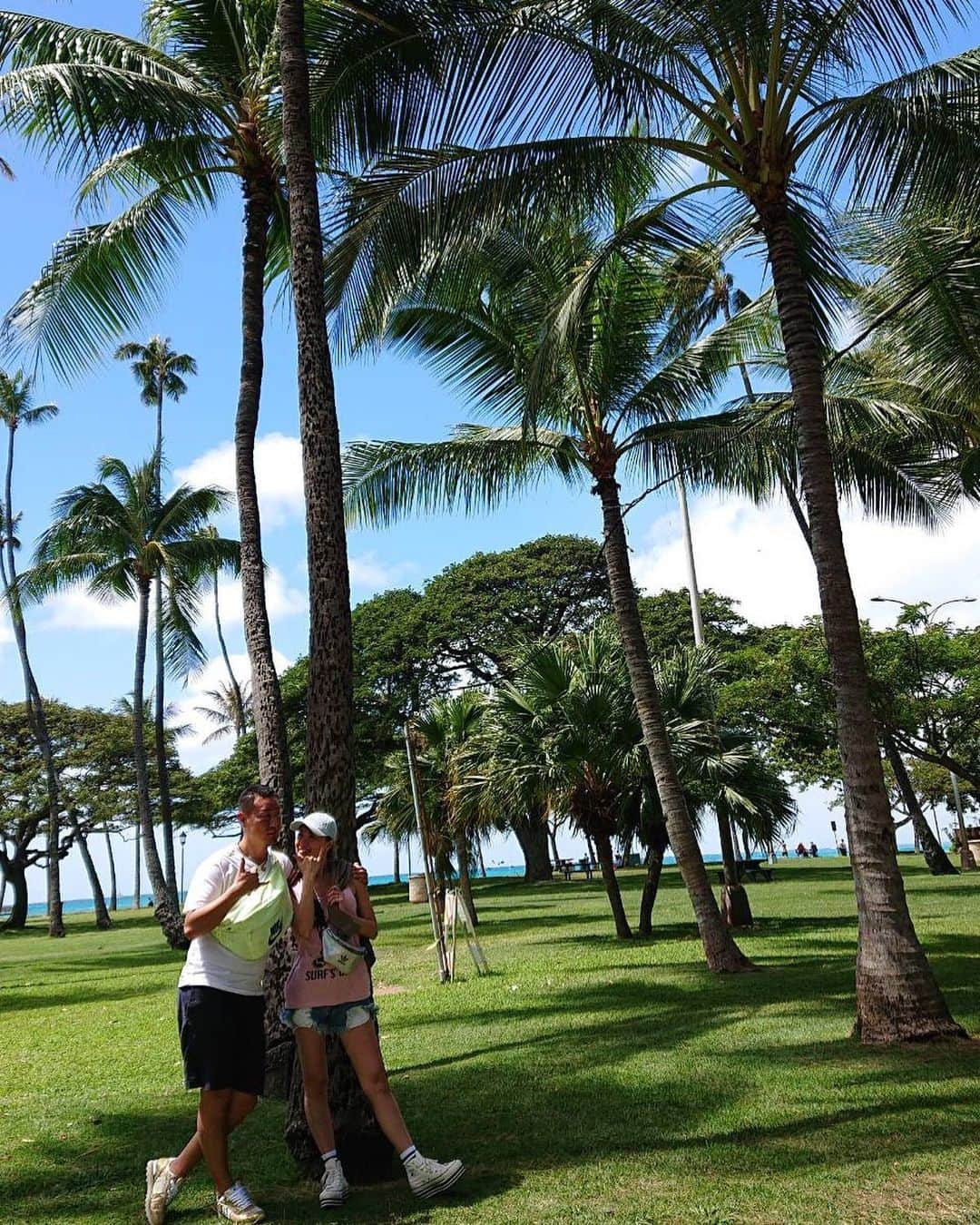 中田de翔のインスタグラム：「. アロハ〜🤙🏾 . 今日は寒すぎ🥶 . 3月の気温ではない… . 半袖短パンで過ごしたい🤦🏾‍♂️ . #ハワイ #ヤシの木 #って映えるよね #ハワイに帰りたい」