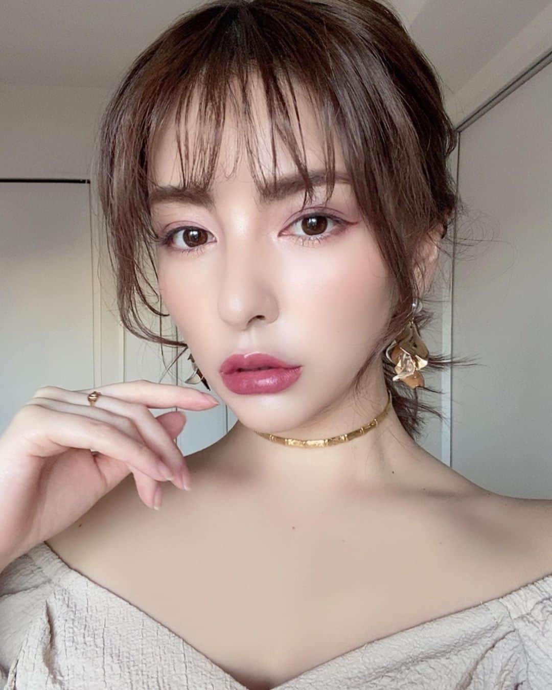 スミス楓のインスタグラム：「𝐒𝐩𝐫𝐢𝐧𝐠 𝐌𝐚𝐤𝐞𝐮𝐩🌸﻿ ﻿ @excelmake の新商品でメイクしたよ♥﻿ ﻿ ラスティングタッチベース（SS/EM）﻿ テカリを防ぎ皮脂崩れを防止する「SS (シルキースムージング)」﻿ うるおいを密閉して乾燥崩れを防止する「EM ﻿ (エッセンスモイスト)」﻿ ﻿ オーラティック ブラッシュ (AB03)﻿ 血色カラーと艶ハイライトのグラデーションチーク﻿ ﻿ スキニーリッチシャドウ（SR10)﻿ パープルニュアンスの4色のピンクブラウンパレット﻿ ﻿ ニュアンスグロスオイル (GO03)﻿ ジェルオイルベースで唇のケアもできるグロス﻿ ﻿ 春っぽくてこのメイクすき♥﻿ ﻿ アイライナーも @excelmake ﻿ テラコッタブラウン使ってるよ✒️﻿ ﻿  #エクセル　﻿  #excelmake」