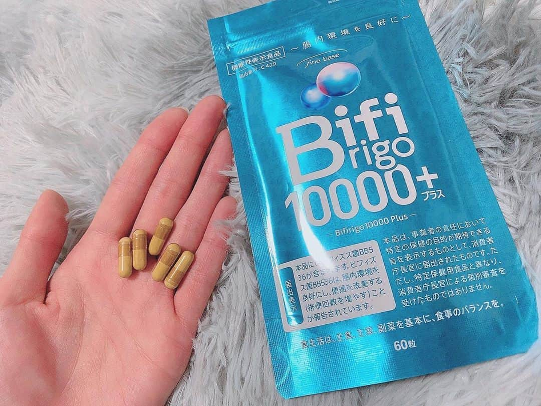 佐々木志織さんのインスタグラム写真 - (佐々木志織Instagram)「💊 1日2粒で1兆個の乳酸菌 連日🦠のニュース… マスク着用など「外側からの対策」や、少し前に体内を温めるとか緑茶が良いとかも耳にし始めましたが… 私は、腸内フローラを整えカラダの中から強くする【ビフィリゴ10000+】で「内側からの対策」腸内菌活も始めました❗️ 1日2粒、朝飲んでるよ✴︎ . 3月中、amazonにて20%OFFのセールを実施中です❗️ 6480円⇒5184円 🔻 腸内環境 ビフィリゴで検索してね @finebase 🔻 . . #ビフィリゴ#腸内環境#乳酸菌#腸内菌活#美容#健康#体内環境を整える#サプリ#サプリメント#日々継続が大切#PR」3月16日 20時43分 - shiorio118