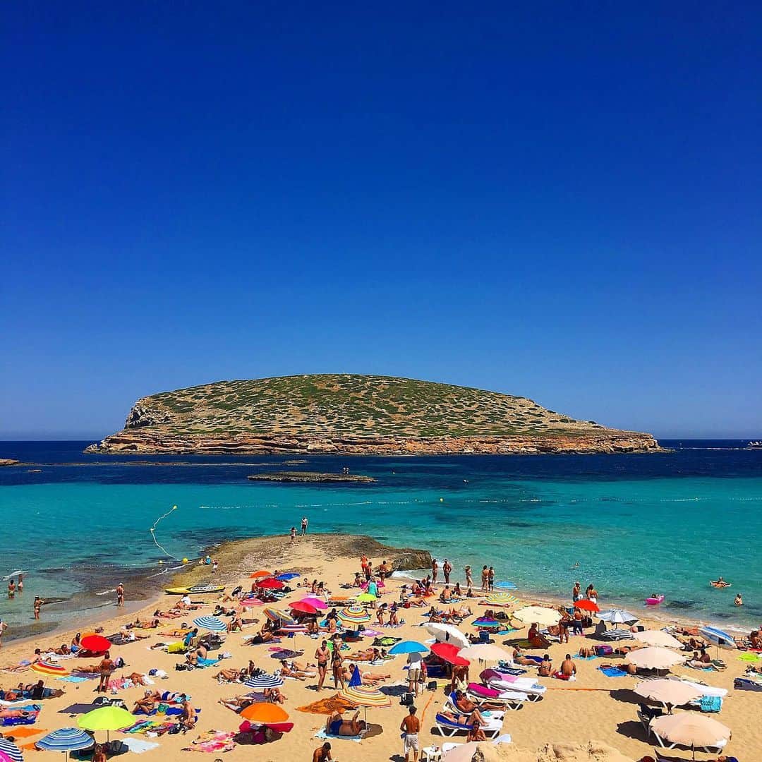 下山裕貴のインスタグラム：「Cala Comte is a must go for Ibiza travelers. The photogenic form attracts many beach fans. #calacomte #ibiza #beach #chillvibes」
