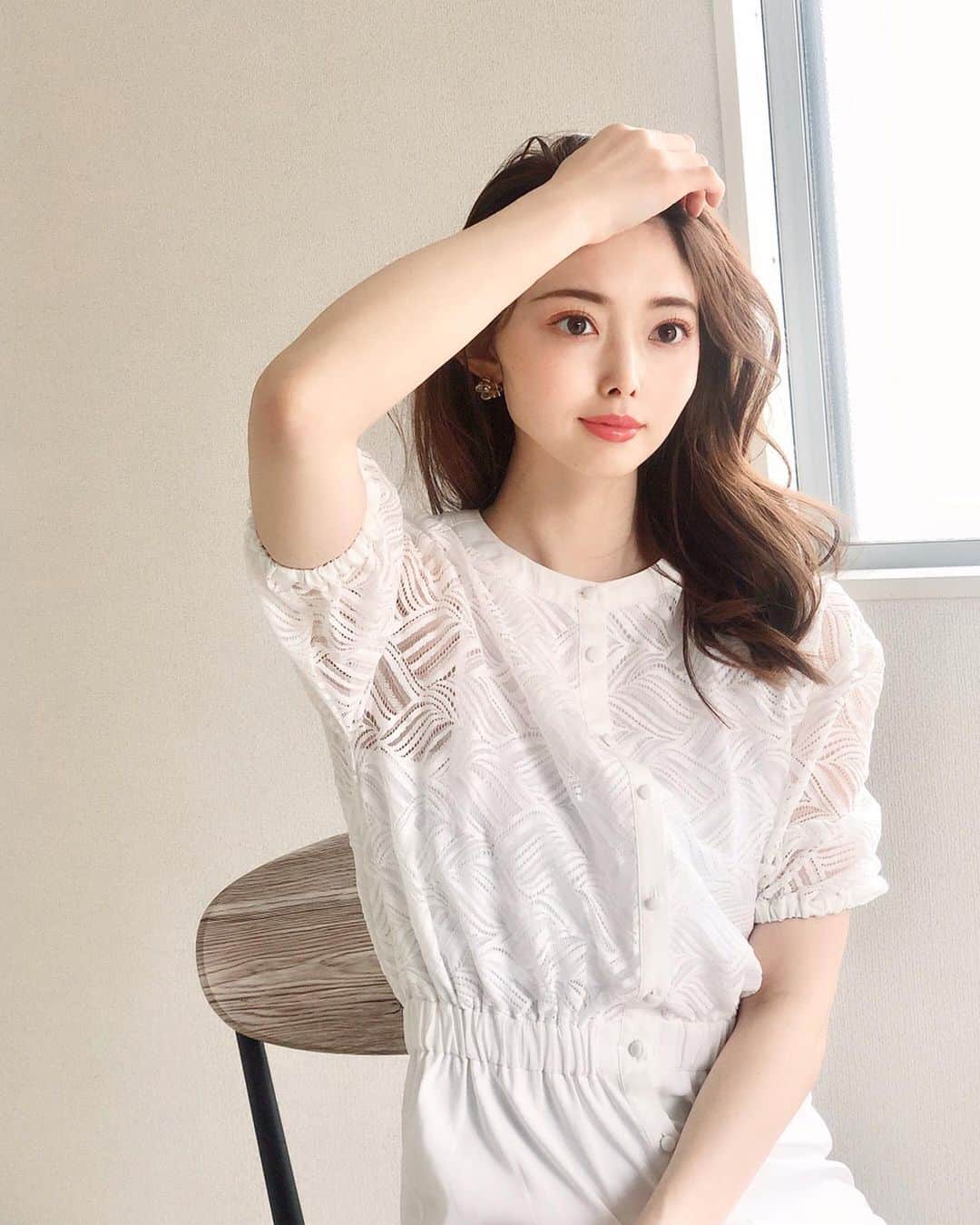 のインスタグラム：「【巻き髪をキレイに＆夜まで長持ちさせるヘアオイル】 ほぼ毎日、コテで髪を巻いています。 でも私の髪は細くて、柔らかくて。いわゆる猫っ毛なので、巻いた髪が秒殺！　なんてこともしばしば😂 なので、巻く前にはベースをなじませます。やっぱり持ちが全然違う！　この日も早朝巻いてから夜までちゃんとキープできてた✨ しかも巻きやすくなる♪  お気に入りは『SALA つや巻きオイル』💗 その名のとおり髪にツヤが出るので、髪一本一本がキレイに見える。あと、熱から髪を守ってくれるから、高温のコテを使ったときでも安心感👍 なじませると巻きやすくなるし、ふわっとしたカールが夜まで持つので、巻き直す必要がなくてすごく助かってます👏  ドラッグストアで買える手軽さもいい😊毎日使うものは、やっぱりお値段も重要！　安くて優秀。それに勝るものはないです✨  なじませるとき、一つだけポイント！　 それは、髪の根元にはなじませないこと。比較的さらっと軽いオイルだけど、根元につけるとトップがペタンとボリュームがなくなっちゃいます。 なじませるときは、髪の中間〜毛先になじませるのがキモです☝️ #ゆいコス #サラ #ヘアオイル #スタイリング剤 #巻き髪 #プチプラコスメ #ツヤ髪 #ヘアスタイル #美髪 #ドラストコスメ #リピートコスメ #使い切りコスメ #ドロシーズ　#sala #drwcys #japanesecosmetics #cosmetics #hairstyle #hairoil #hairstyles @sala_official_pr @drwcys_official」