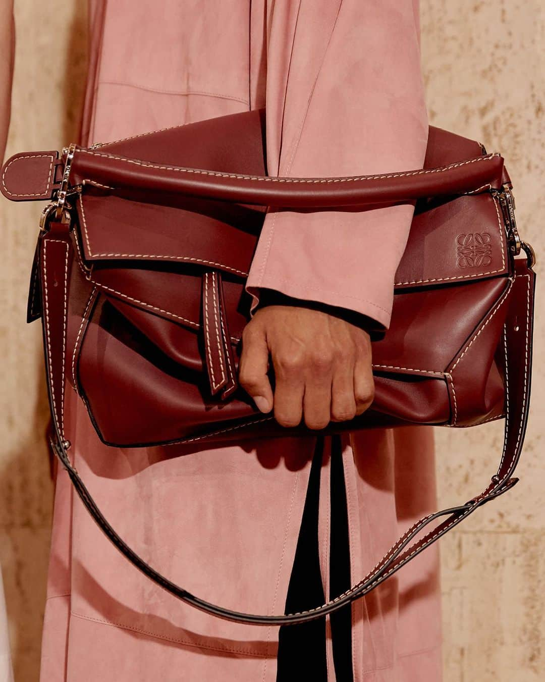 Loeweさんのインスタグラム写真 - (LoeweInstagram)「The iconic Puzzle bag is revisited in a deconstructed silhouette in supple leather.  See the collection on loewe.com  #LOEWE #PuzzleBag」3月16日 20時52分 - loewe