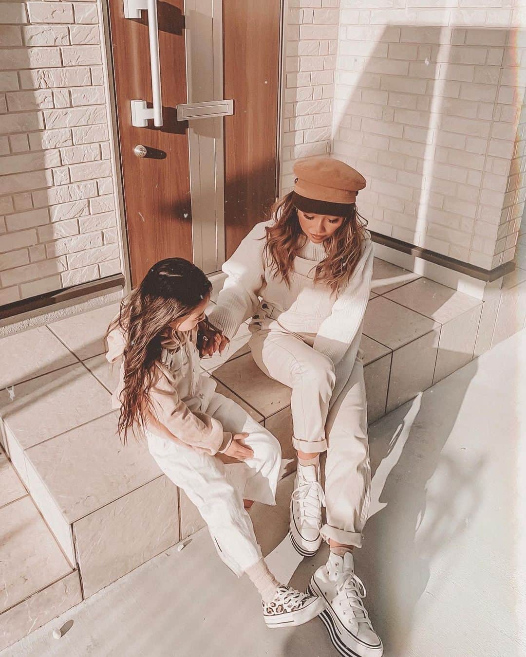 ✷kana✷のインスタグラム：「#outfit . . 今日はもうベッドにいるぞ〜🤍 しあわせ！ww . サロペで合わせた日でした🌼 早くもっと薄いインナーで着たいわ〜 . #親子リンクコーデ」