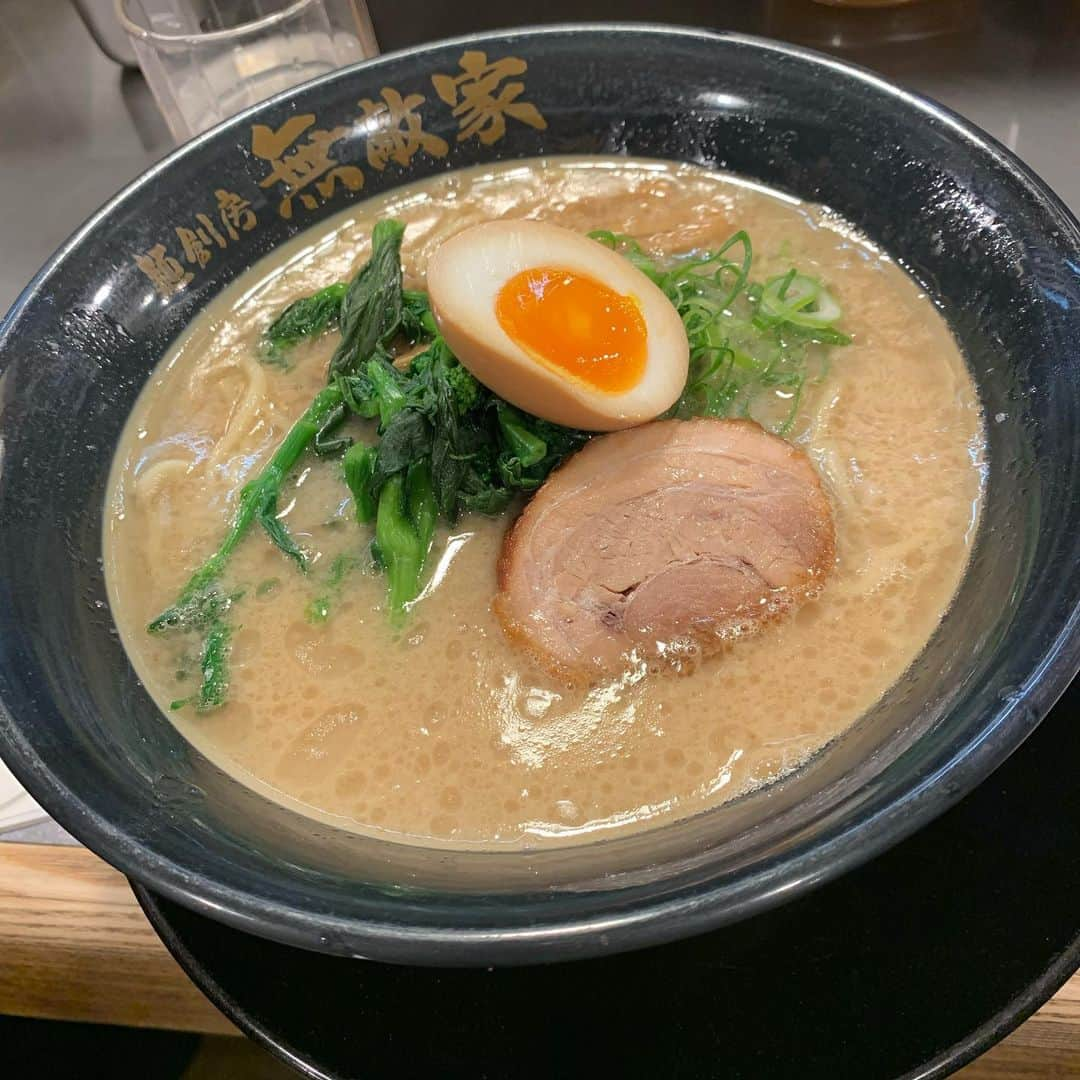 渡邉ひかるさんのインスタグラム写真 - (渡邉ひかるInstagram)「麺創房　無敵家　@ 池袋 本丸-X 880円 ・ ・ ・ ・ ・ 池袋東口から右にずっと進んだ所に、いつも行列ができているのが今回訪れた“無敵家”である。 行こう行こうとずっと思っていたのですが、どの時間帯に行っても基本的に並んでいるので諦めて…と言うことが何度もありやっと訪れようと一歩踏み出すことに。 既に5、6人ほどの方が店外に並んでいました。 店員さんにメニューを渡され、悩みましたが、今回は“本丸-X”に。 回転率も良く5分程で入店。 店内は左右にカウンター席が背中を向ける形で並んでおり、お客さんは男性女性も半々くらい。 それにしても、ラーメンと向き合うぞ！という熱気がなんだか凄い…笑 お水は席の前にありますが、セルフサービスで。 5分ほどで着丼。 おぉーーー、すごい背脂のビジュアル！ 久しぶりな背脂ラーメンです。笑 基本は、淡麗系を選んで食べることが多いのですが、何せスタミナ付けたい！っていう時なんかにはいいですよね〜！ スープは背脂とんこつ。 コッテリとしていますが臭みはなく、脂の旨味が。 具材は、卵、九条ねぎ、菜の花、チャーシュー。 あまり菜の花が入っているラーメンを食べたことが無かったのですが相性が良いですね〜。 チャーシューは厚みがありながらも柔らかく、角煮を連想させるかのような存在感。 途中ラーメン用の醤油を入れて味を濃くしたり、お酢を入れるとスープがサラッと飲みやすくなって全部飲み干してしまいそうになったのをこらえて外へ。笑 午前4:00まで営業しているので、仕事終わりや飲み会の後にも安心していけますよ！ ・ ・ ・ ・ ・ ⏰営業時間⏰ 10:30〜翌4:00 ・ ・ 💤定休日💤 無休 ※異なる場合もございますので、ぜひご確認ください。 ・ ・ ・ ・ #らーめん　#ラーメン　#ラーメン大好き渡邉さん　#麺スタグラム　#東京　#池袋　#池袋東口　#無敵家 #豚骨ラーメン　#豚骨醤油ラーメン　#背脂　#白湯スープ　#食べスタグラム　#中太麺　#渡邉ひかる #mutekiya #ramen #ikebukuro #tokyo #tonkotsu #ramennoodles #ramenlover #ramen🍜 #ramenstagram #🍜」3月16日 20時59分 - ramenwatanabe0215